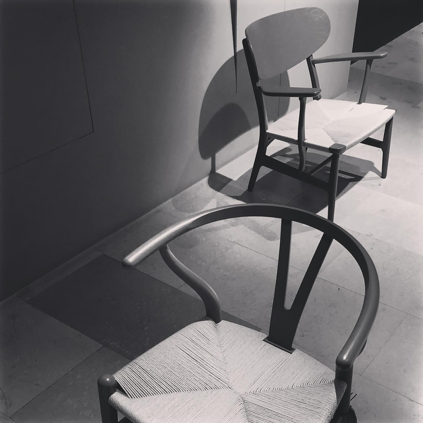 Wegners CH22 og CH24 – klassikere med sjæl og styrke
Da Hans J. Wegner i 1949 tegnede stolene CH22 og CH24 for Carl Hansen & Søn, var det ikke blot nye møbler, han satte i verden – det var begyndelsen på en designarv, som siden har sat sig dybt i både danske hjem og i den internationale forståelse af, hvad møbelkunst kan være.
To stole, der med hver deres udtryk viser Wegners unikke evne til at forene det funktionelle med det poetiske.
CH24 – bedre kendt som Y-stolen – er blevet et ikon med sin karakteristiske ryg i form af et Y. Den udstråler lethed, varme og naturlig balance, og står i dag som et symbol på skandinavisk design, der forener tradition, innovation og komfort.
CH22 – en lav loungestol med brede armlæn og smuk papirgarnsflet – fremstår næsten skulpturel i sit udtryk. Den hviler med en ro og tyngde, der samtidig føles let og åben. Et møbel, hvor det enkle bliver til det ekstraordinære.
Begge stole er skabt med Wegners dybe respekt for materialet og med en formfølelse, der rækker langt ud over det funktionelle. De bliver stadig fremstillet i dag – efter de samme principper og med samme sans for detaljer og håndværk.
Hos Møbelhuset 2 i Tønder kan du opleve disse møbelklassikere helt tæt på – mærke træet, fletværket og det formsprog, som har gjort Wegner til én af de største i dansk møbelhistorie.
Kom forbi og tag plads i et stykke levende designhistorie.
#HansJWegner #CH24 #CH22 #YStolen #CarlHansenogSøn #DanskDesign #Designklassikere #Møbelhuset2 #SkandinaviskDesign #Træmøbler #ÆgteHåndværk #Møbelkunst #Tønder #WegnerDesign