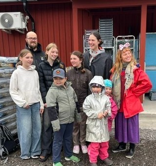 Unga örnar i samarbete med Inland produktion,Moskosel creative lab och ABF
Prova på dag/dans, teater, musik, konst
Vi avslutade med att göra landart då vi placerade ut konstverk utanför butiken i Moskosel
Härlig dag med så många unga kreativa
Ledare var Yessiqa Lövbrand och Harleen Kalkat