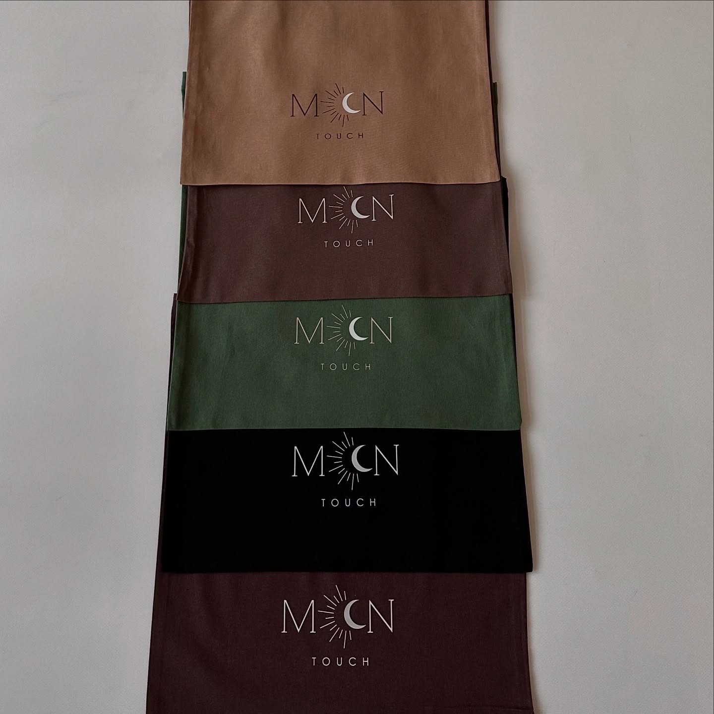 ✨Blížíme se ke spuštění!✨
Další z náhledů Moon Touch jsou designové tašky vyrobené ze 100% bio bavlny. 🌱
Každý kousek je nejen stylový, ale i šetrný k naší planetě. 🤍
K prodeji již brzy na našem e-shopu. 🌞
#Moontouchmatty
#UdržitelnáMóda #DesignovéTašky #BioBavlna #EcoFriendly #StylověSvědomitě