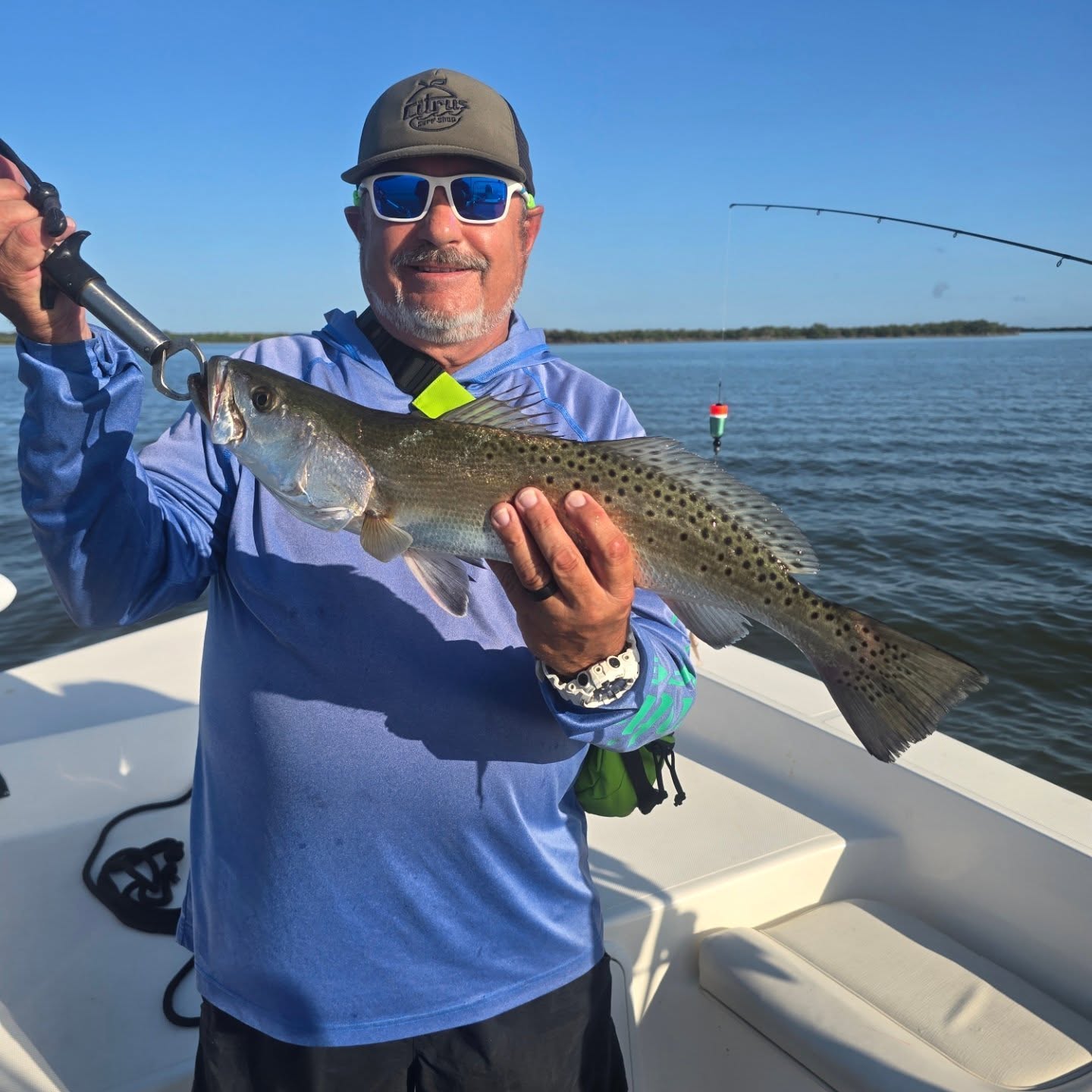 Clients putting work with the #4horsemancorks and #kto_customrods. #buckedupapparellc #coderedfishingcharters #floridalife #floridafishing #floridafishingproducts #newsmyrnabeach #mosqutiolagoon #4horsemancorks #sordknives #xtratufboots #kto_customrods www.coderedfishingcharters.com