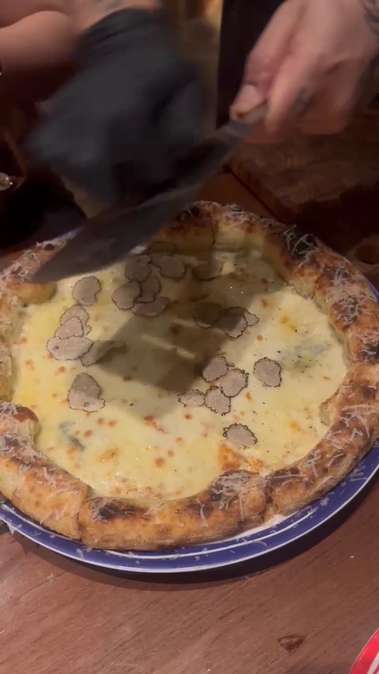 Truffle rain in full effect at @franco.jkt 🍕🍄
Thank you for choosing our fresh Italian black summer truffle.
Craving your own truffle moment? Slide into our DMs.
🎥 @clarissadelmore
#trufflerain #trufflepizza #jakartaeats #summertruffleseason #italianblacktruffle