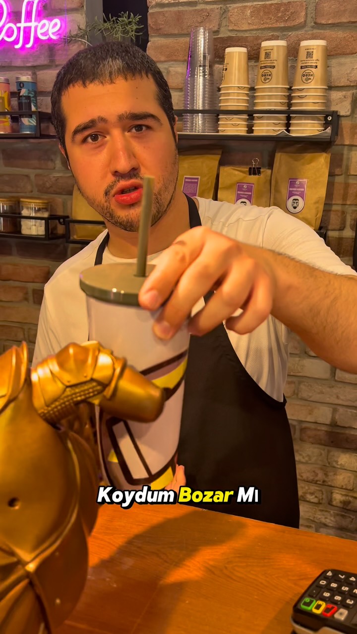 Kahvede hata olmaz… hele Thanos’un kahvesinde! 😅☕️
Thanos bile kahvesine karışılmasına tahammül edemiyor.
Yanlış bardakla gelen baristaya Infinity Snap geldi!
Hero Cafe’de kahve içmek bile evreni değiştirebilir.
#KahveSeverler #HeroCafeAtaşehir #ThanosEldiveni #ThorBardağı #BaristaFails #MarvelKafesi #KahveVeFigür #ThanosKahveİçerse #GeekCafeİstanbul