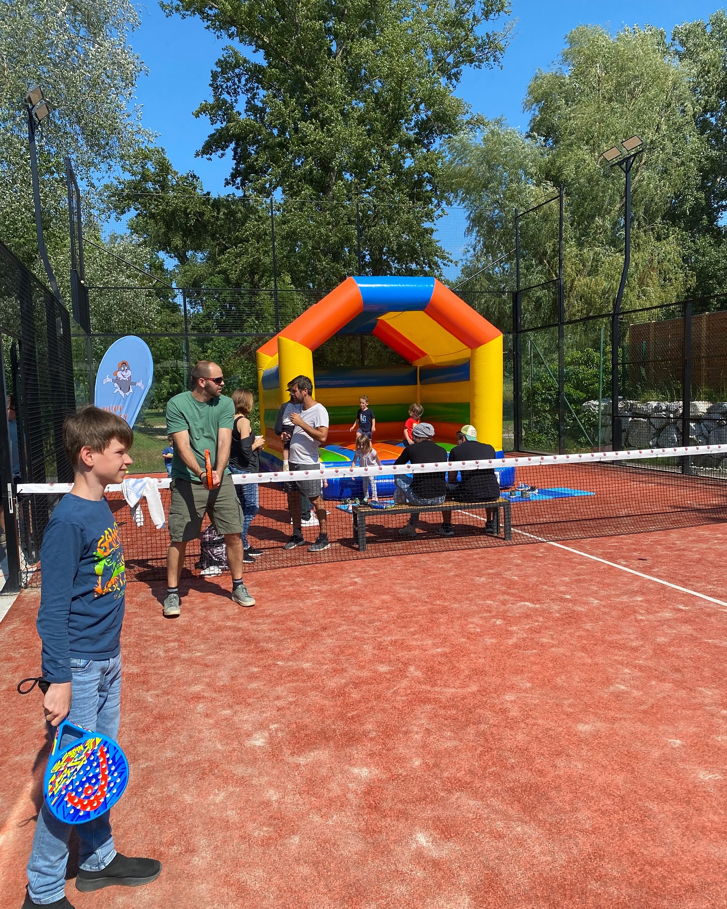 Das war der Padel Tulln Family Day 2025 🎈🎾🖍️🧸
Einmal im Jahr öffnet unser Padelplatz den ganzen Tag kostenlos seine Courttüren für euch und eure Kids 🎈 Padeltraining, Hüpfburg, Kinderschminken & v.m. inklusive.
Danke für euren Besuch, trotz hoher Temperaturen! ☀️💦
Bis zum nächsten Mal! 🫶
#padelevent #familyday #tulln #padeltulln #padelfamilytime