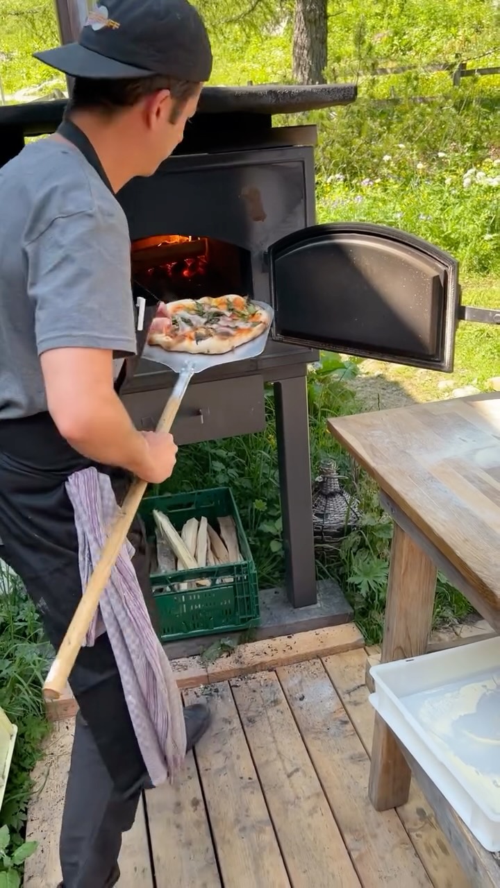 morgen gibts wieder leckere Kreationen mit ausschließlich super leckeren Zutaten 🍕☀️⛰️
perfekt zum Ferienbeginn!
Wir starten ab Mittag - so lange der Vorrat reicht 🙂
#sarotlahütte #wanderlust #brandnertal #wandernmachtglücklich #wandern #sarotlatal #alpenverein #bergliebe #brandbeibludenz #rätikon #pizzafreitag #pizza #PizzaMitAussicht #Bergliebe #Bergzeit #Naturgenuss #pizzawithaview