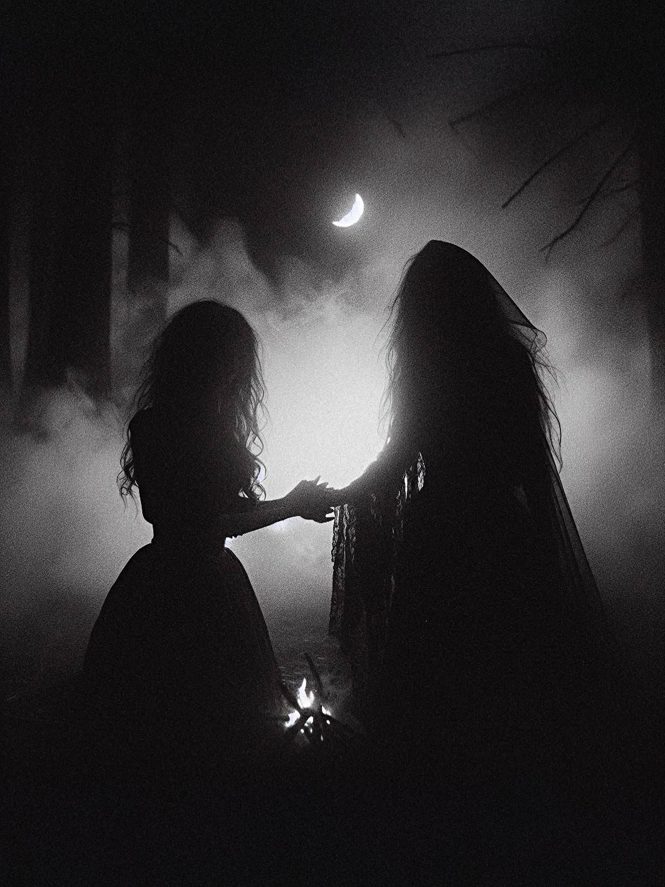 A Sacerdotisa
Em tempos longínquos, quando o véu entre os mundos era mais tênue, a Sacerdotisa caminhava em um reino de poder inato. Não foi apenas uma figura; foi o próprio portal, a guardiã dos mistérios que sussurravam nas florestas e ecoavam nas cavernas. Desde as xamãs pré-históricas cujos rituais alinhavam o céu e a terra, até as oraculistas de Delfos que canalizavam a voz dos deuses, a mulher sempre esteve no cerne da magia. Sua conexão com os ciclos da lua e da terra, sua intuição aguçada e a própria capacidade de gerar vida a tornaram um receptáculo natural para as correntes mais profundas do universo.
Ao longo da história, em culturas distantes e em seitas ocultas, a mulher exerceu um papel central, muitas vezes velado, como detentora e transmissora de saberes. As bruxas dominavam as ervas e a cura, as pitonisas desvendavam o futuro, as sacerdotisas conduziam os cultos à Grande Mãe. Elas dançavam com as forças da natureza, decifravam os segredos das estrelas e teciam encantamentos que moldavam destinos. O fogo sagrado de Hekate ardeu em suas mãos, a sabedoria de Ísis fluiu por suas mentes, e a ferocidade de Morrigan ecoou em seus gritos de guerra ritualísticos.
Eras de perseguição tentaram calar essa voz, obscurecendo seu brilho e relegando seu poder às sombras. Contos de fogueiras e acusações injustas tentaram apagar séculos de sabedoria feminina. A magia feminina, resiliente como a própria natureza, jamais se extinguiu. Ela hibernou, esperando o momento de ressurgir.
Agora a Sacerdotisa emerge, celebrada em plenitude. Ela é a manifestação da intuição profunda, da força criativa e da conexão primordial com o Divino Feminino. Seu papel é resgatar e reativar as antigas linhagens, honrando o poder inerente à mulher de canalizar, curar e transformar. Nos lembra que a magia não é apenas um feito, mas uma essência que pulsa no coração de cada mulher, um convite a reclamar seu lugar de direito como guardiã e portadora dos véus do mistério.
#Sacerdotisa #MulherNaMagia #PoderFeminino #BruxaAncestral #MistérioFeminino #MagiaFeminina #DeusaInterior #HistóriaDaMagia #DespertarFeminino #SagradoFeminino #Intuição #MulheresPoderosas #encruza