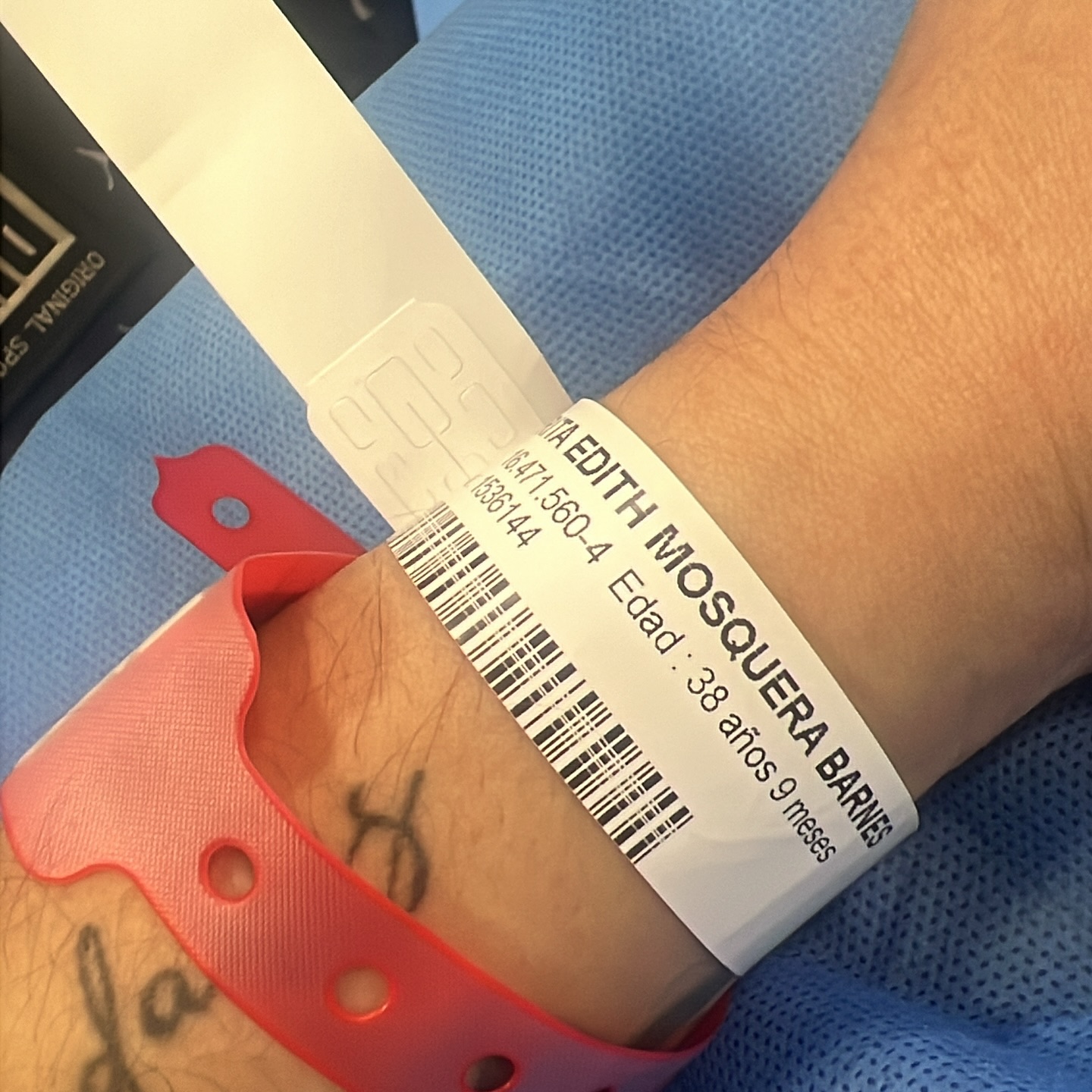 Ser cuidadora y no morir en el intento es un desafío tremendo. Un desafío que llevamos tan silenciosamente que a veces raya en la vergüenza.
Vergüenza en sentirte incapaz de cuidar a veces, vergüenza de enfermarte y necesitar ayuda, vergüenza de sentirte vulnerable cuando todos piensan que eres de hierro.
Estoy en urgencias debido a un dolor horrendo en la espalda (a quienes tatué hoy vieron como estaba) y luego de una espera de horas tuve que terminar casi llorando que por favor me dieran algo para el dolor rápido, porque tengo que ir a buscar a mi hija al jardín…y solo cuando les dije que tenía discapacidad física e intelectual y necesitaba poder estar funcional para poder ayudarla y asistirla se apuraron en pasarme algo vía venosa….
Quiero ser fuerte como Leonor