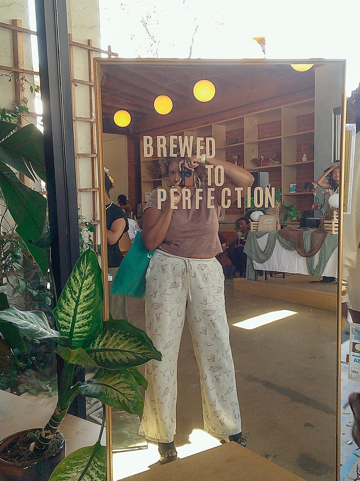 I’m definitely a @campsnapcamera girl and I really love the artistry and nature of it. It goes against everything photography is now. Only one picture exists and I love that. Exciting to see what you capture when you get home is all the fun.
It was perfect for the mood and vibes @rhythmnbrewed yesterday @oraenergy cafe ☕️
Brown vintage hues perfect combination. 📸 🤎
#blackevents #sundaymoods #vinyllove #listeningparty #cafes #blackcreatives #supportblackowned #blkevents