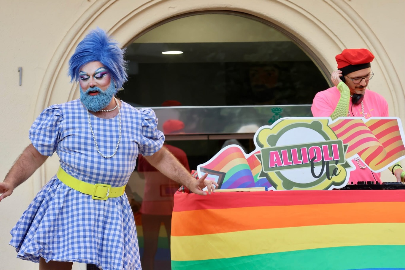 Gràcies @santsadurni i @ccaltpenedes per encendre la flama de la Xerinola 🚀 en motiu de l’ORGULL 🏳️🌈✨🏳️⚧️al Penedès el passat divendres 27 de juny! Aquí teniu algunes imatges del que vam viure plegades ❤️💅🏻🎊
Continuem de gira dissabte a Igualada i diumenge a Terrassa!
Dissabte 5 de juliol
IGUALADA
📍Rambla Sant Isidre (Foment)
🕚 19 a 22h
Diumenge 6 de juliol
TERRASSA
📍Plaça Didó
🕚 20 a 23h
Celebrem l’ORGULL LGBTIQ+ 🏳️🌈💖🏳️⚧️ per tota Catalunya!
ENXERINOL·LA’T! 🫶🏼🌈✨🕺🏻
#orgull #xerinola #lgbtiq🏳️🌈 #orgullalspobles #allioliole #orgulloses