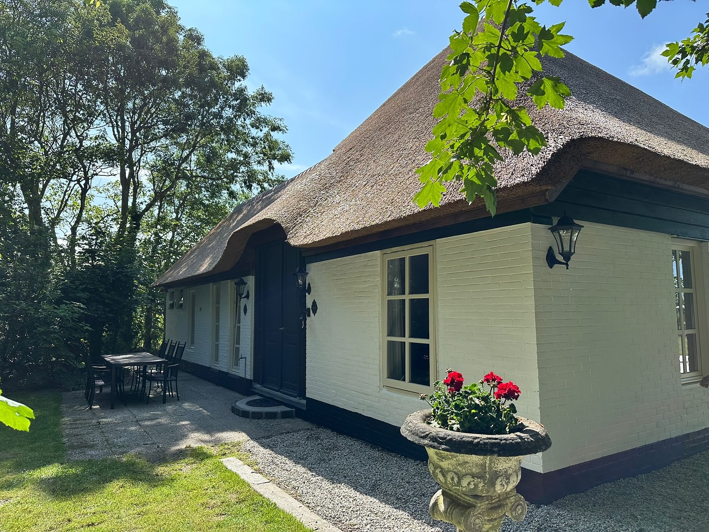 Wat is dit mooi geworden! 😍
Voor vakantiehuis Margriet op Texel heeft @hoevemargriettexel kozijnen uit onze restpartij gebruikt. Omdat ze flexibel waren in maatvoering, konden ze perfect slagen in onze voorraad. En het resultaat mag er zijn!
Restpartijen zijn niet alleen vriendelijk voor je portemonnee, maar ook vaak uniek en vol karakter. ✨
Ook op zoek naar betaalbare, karaktervolle kozijnen die direct afgehaald kunnen worden? Neem een kijkje op onze website of stuur ons een berichtje!
#kozijn #vakantiewoning #wooninspiratie #verbouwen #bouwen #duurzaam