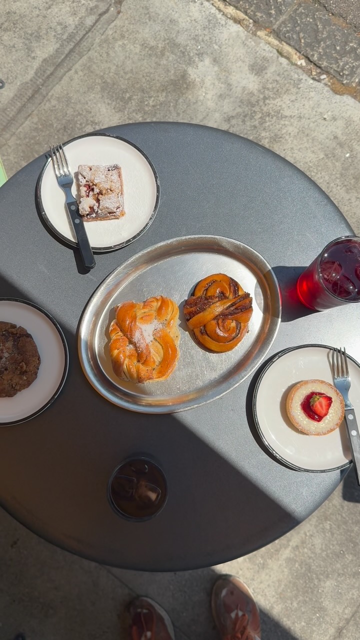 Der Sommer ist definitiv da 🥵.
Wir sind für dich da mit erfrischenden Getränken und Süssigkeiten 🌞.
@brootmacherinnen
#summer #basel #coldbrew #reel