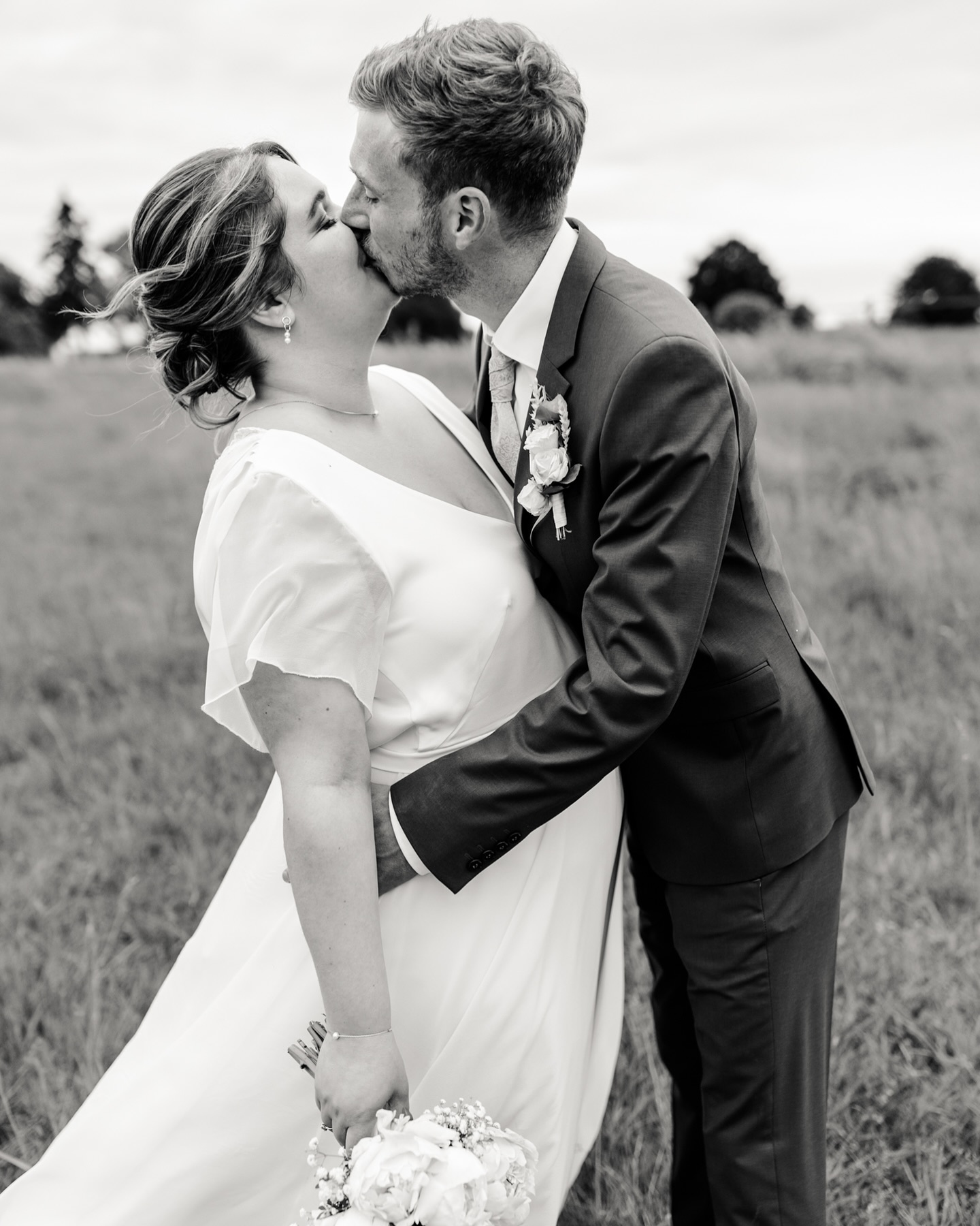 ✨ Futurs mariés 2026, c’est le moment ! ✨
Si vous rêvez de photos naturelles, authentiques et pleines d’émotions pour votre grand jour, ne tardez pas à réserver votre date 📅
Mon agenda commence à se remplir et je ne prends qu’un nombre limité de mariages chaque année pour vous offrir toute mon attention 💓
Envie d’en savoir plus ? Écrivez-moi, je serai ravie d’échanger avec vous sur votre projet ! 🤍
PS : pour les futurs mariés 2027, c’est en début d’année 2026 que j’ouvre mon agenda 📔
💄 @audreyoudart_mua
💇♀️ @eugeniecoster
———
#mariage2026#futursmaries2026#melanievauryphotographe#mariageoise#photographesenlis#photographecompiegne#photographechantilly