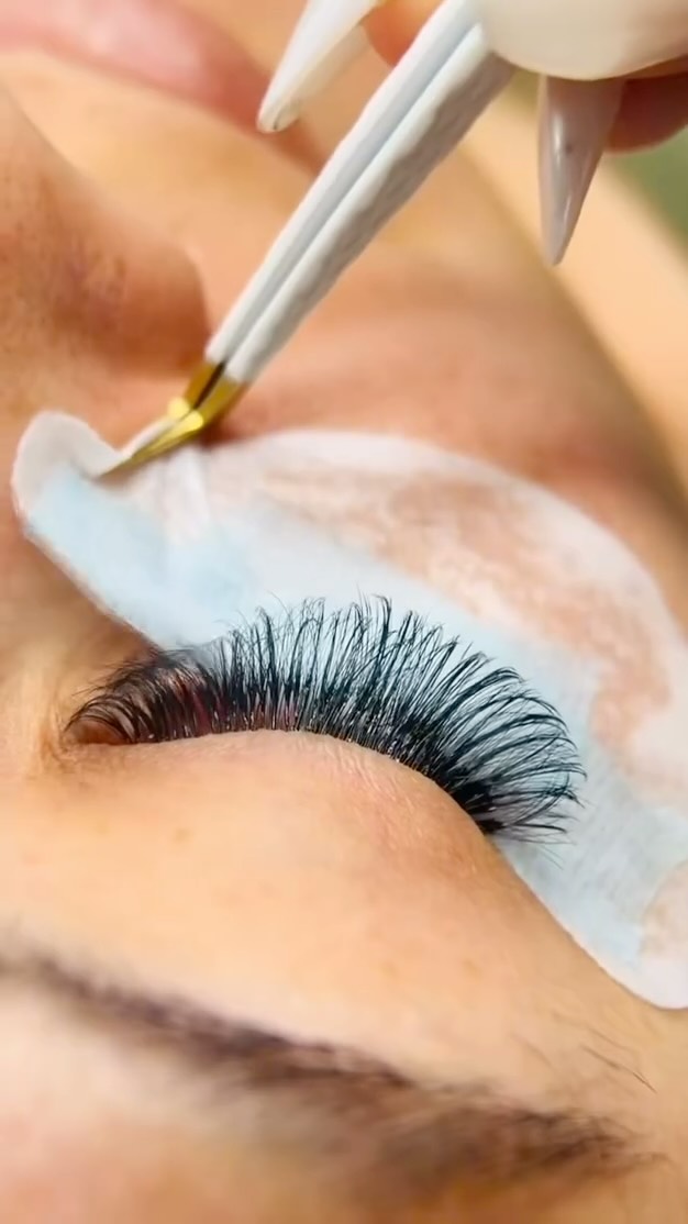 ✨Lashes loading… ✨
Ab sofort bekommst du bei uns nicht nur seidenglatte Haut, sondern auch traumhafte Wimpern! 💁🏽♀️💖
Erlebe die Verwandlung Schritt für Schritt – und gönn dir deinen neuen Lieblingslook!
📍Jetzt neu bei Tigerlily: Wimpernverlängerungen & exklusive Gesichtstreatments – für deinen perfekten Glow!
🔹 Termine ab sofort buchbar
🔹 Willkommensrabatt bis zu 50 %
📲 Link in Bio & lass dich verwöhnen!
#LashesBerlin #Wimpernverlängerung #BerlinBeauty #TigerlilyWaxing #FacialGlow #GlowUp #selfcaretime #tigerlilywaxing