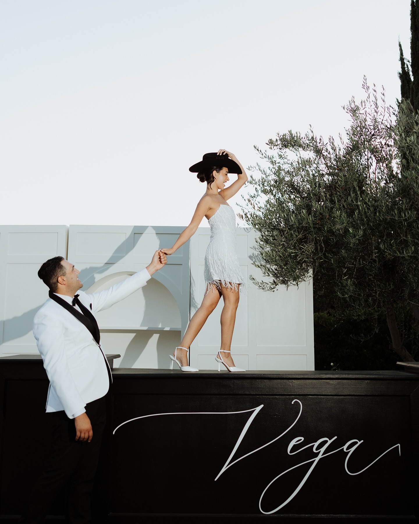 If you’re not dancing on the bar at your wedding, your simply doing it wrong #stockroompicks
PICKS: Connick bar & Connick pillars in black • Denning shelves