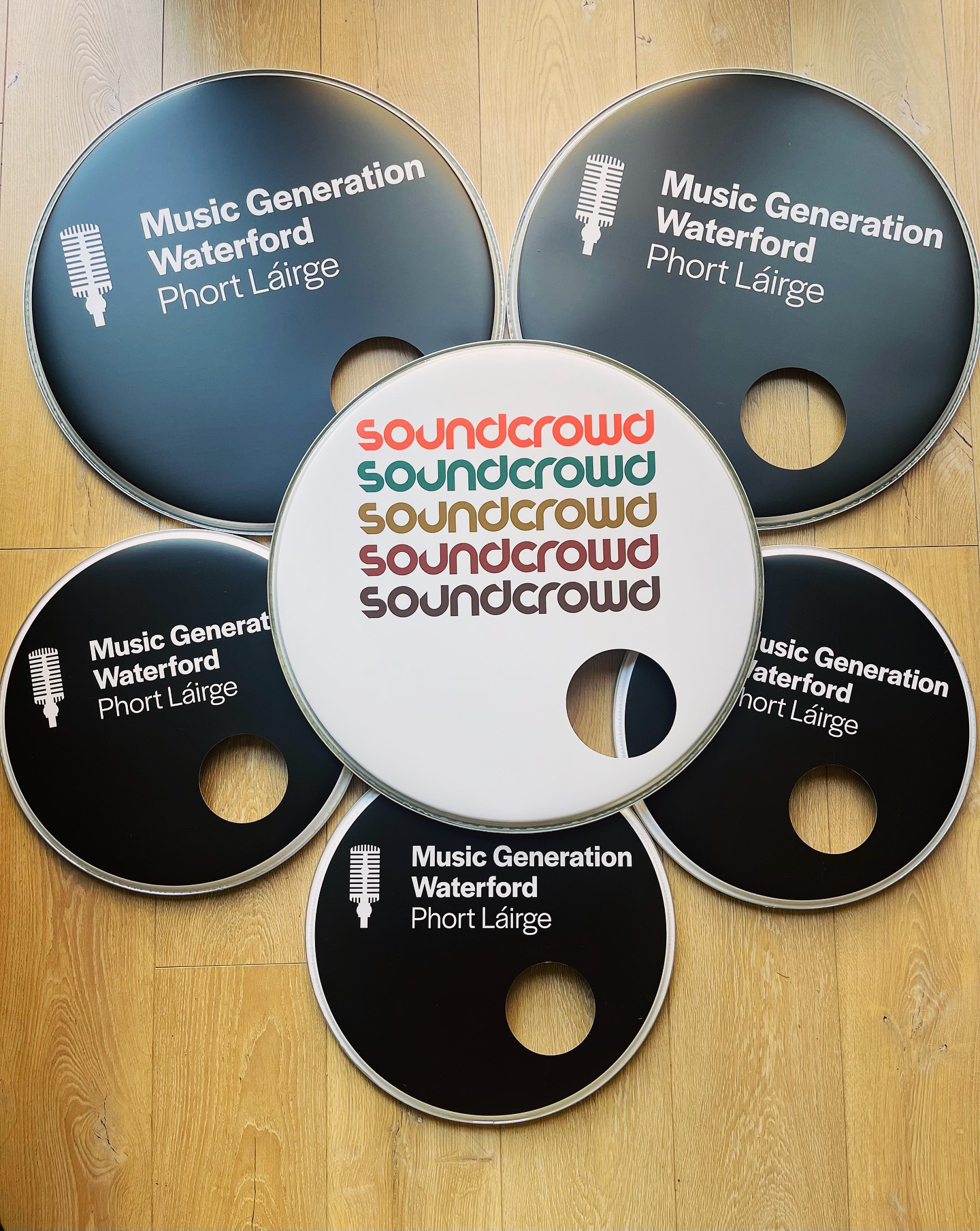 The more the merrier! 6 custom drumheads for @musicgenerationwaterford for their Soundcrowd โ25 event this past week๐
#musicgeneration #soundcrowd #offbeatgraphics #musicindustry #nextgeneration