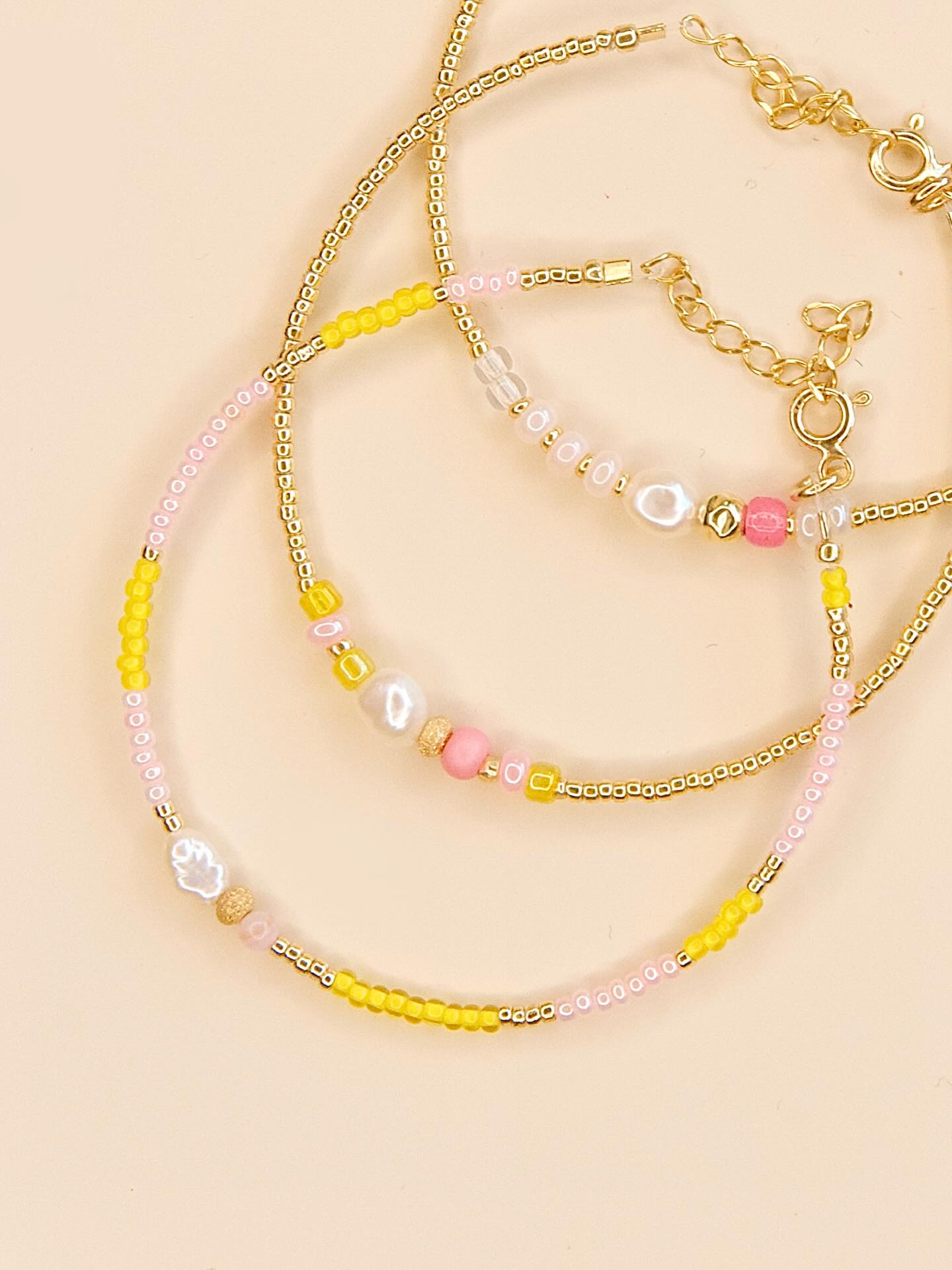Sunshine, good vibes, and the perfect mix ✨☀️ These bracelets are made for summer days – light, colorful, and effortlessly chic. Which one’s your favorite? 😍