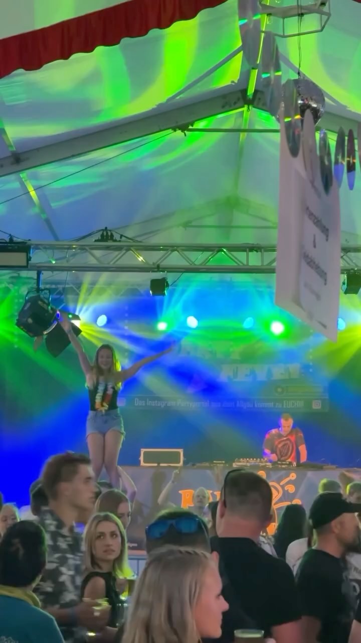 Leute, wie irre wart ihr gestern?!?! 🤯😍 Ihr habt die Party zur geilsten Galaxie gemacht, vielen Dank, dass ihr da wart!!! 🤩🪐🍹
Und unsere DJs @dj_b4ne & @partyfever_allgaeu haben einfach mal wieder gezeigt, was sie drauf haben 😍 Ihr seid die besten! 💪🏼
#malle #90er #musik #festzelt #legau #2025 #musikfestzelt #party #hauptsachschäffler #musik