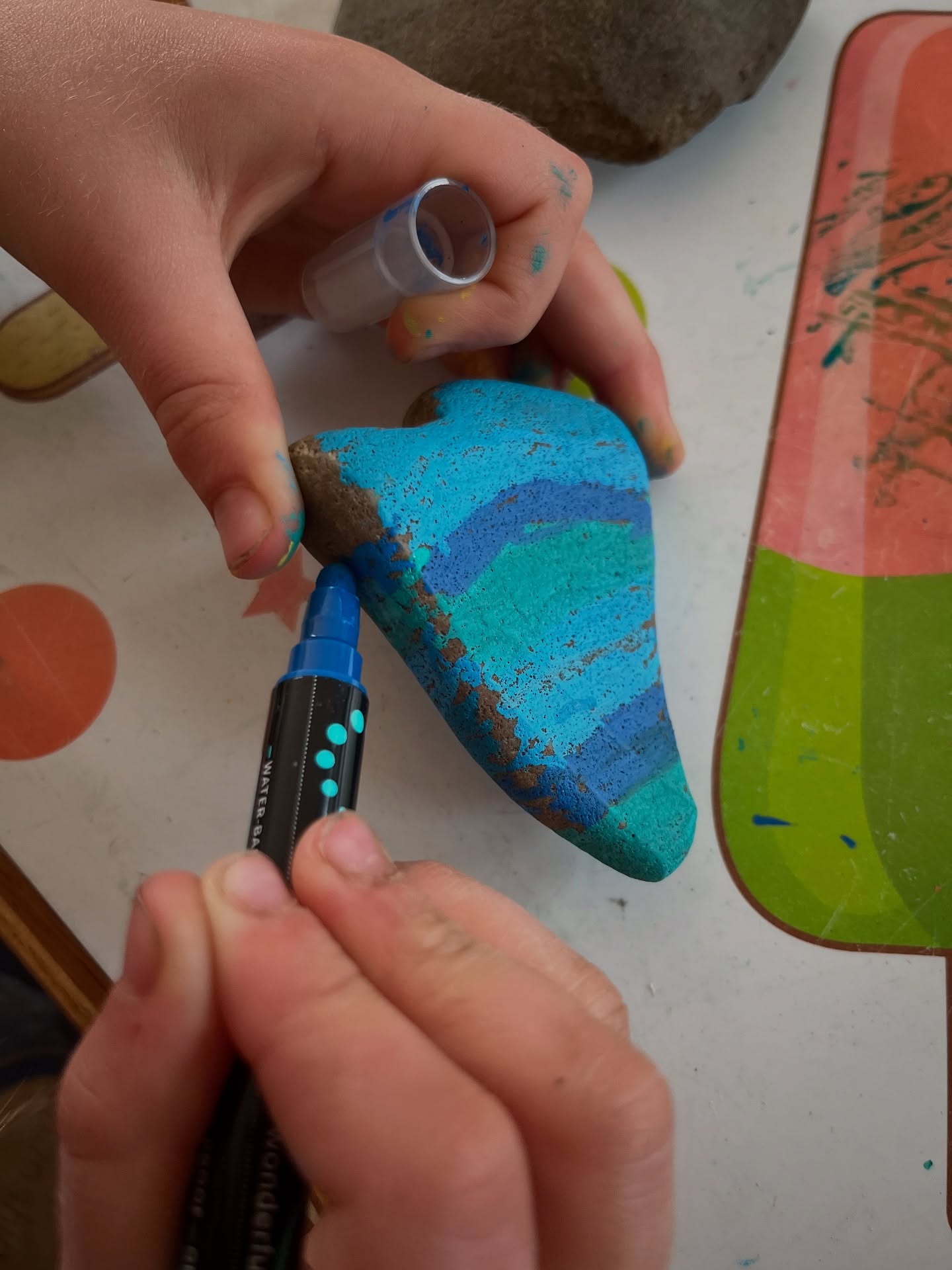 🎨Bastel-Tipp für kleine Künstler!
Sammle gemeinsam mit den Kindern schöne Steine aus dem Garten oder beim Spaziergang. Dann könnt ihr sie mit bunten Acrylstiften bemalen – Blumen, Tiere, Muster oder lustige Gesichter! 🎨✨
Das Ergebnis: individuelle Dekoration für den Garten, die Terrasse oder sogar als kleine Geschenke für Freunde und Familie. 🎁💖
#bastelnmitkindern #steinesammeln #acrylstifte #gartendeko #konfettimeerbusch