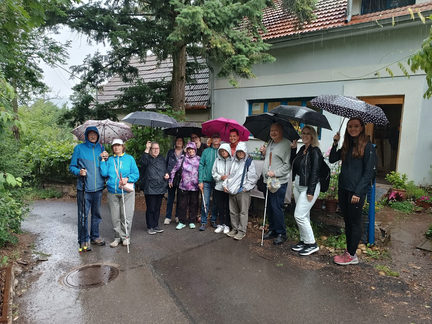 Our local guide Olga led a special tour in Kamenka for Tyflocentrum, designed for people with visual impairments. Despite the rain, we visited a stained-glass studio Atyp and an original house, learned about Kamenka’s history, and enjoyed homemade baked goods during the tour.
#brno #freewalkingtour #tyflocentrumbrno #kamenka #rain #foodtasting #localhistory #inclusive #art