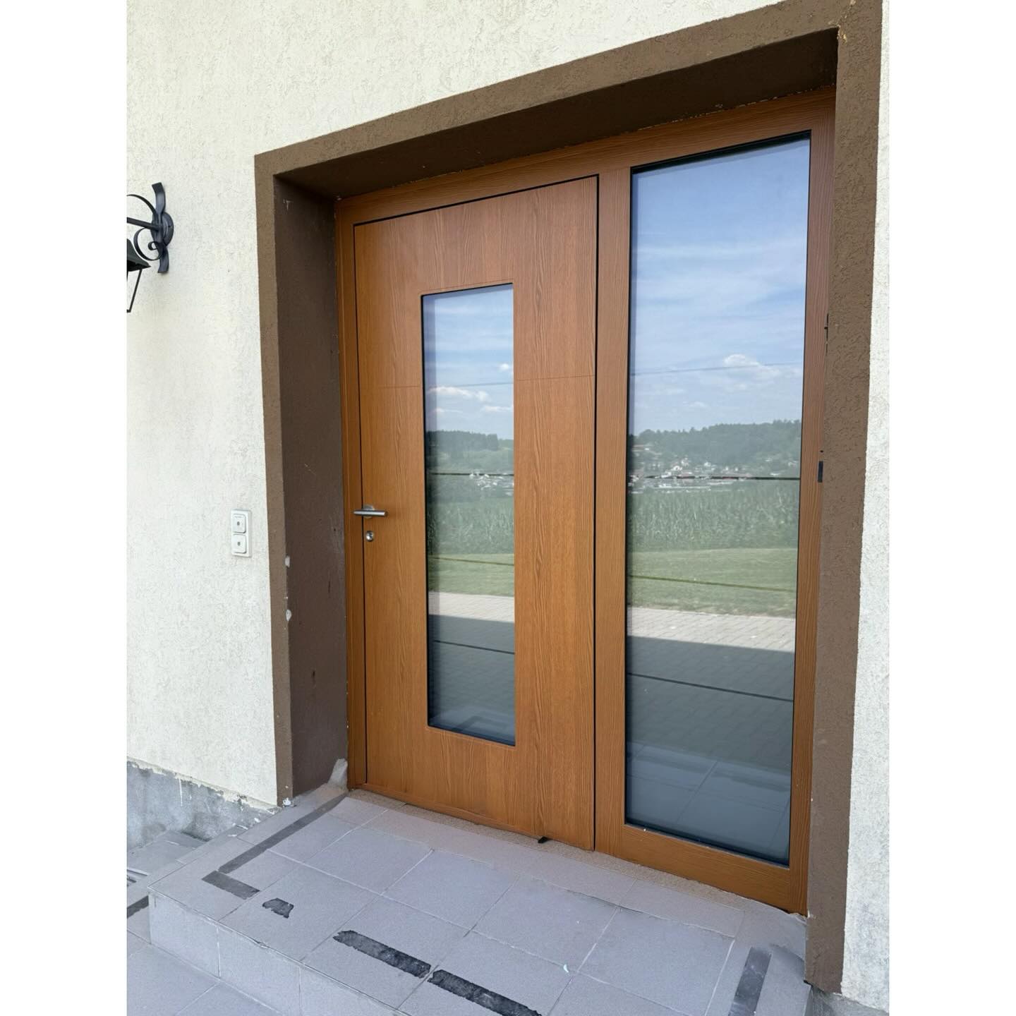 Holzoptik fürs Auge, Aluminium für die Ewigkeit. Klare Linien, viel Glas, saubere Details – genau so soll ein Eingang aussehen. ✨
#modernliving #aluminiumtür #holzoptik #alutür #nextwindow