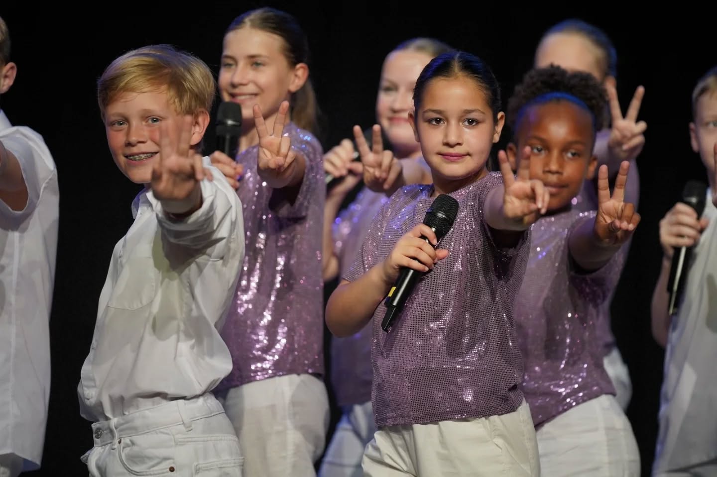 Volle Power mit den StarLights!
Bei 6 mitreißenden Shows haben unsere StarLights alles gegeben!
Sie eröffneten die diesjährigen Sommer-Performances mit geballter Energie und strahlenden Stimmen – und zeigten mit „Hair in the Air“, wie viel Spaß auf der Bühne steckt!
Wir sind mega stolz auf euch!
#starlightpower #spotlightkids