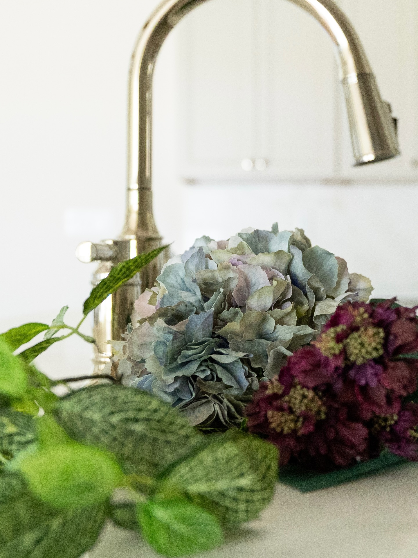 A quiet moment behind the scenes〰️styling the kitchen, tweaking the faucet angle, tucking in a bloom or two.
It’s never just about the flowers〰️it’s about creating a feeling. And that feeling starts long before the final photo.
Photography: @jennifer.saltsman.photography
#designdetails #bts #interiordesign #homes #designinspiration #interiordesigner #interiorinspiration #photoshootday #homestyle #interiordetails #flowers
