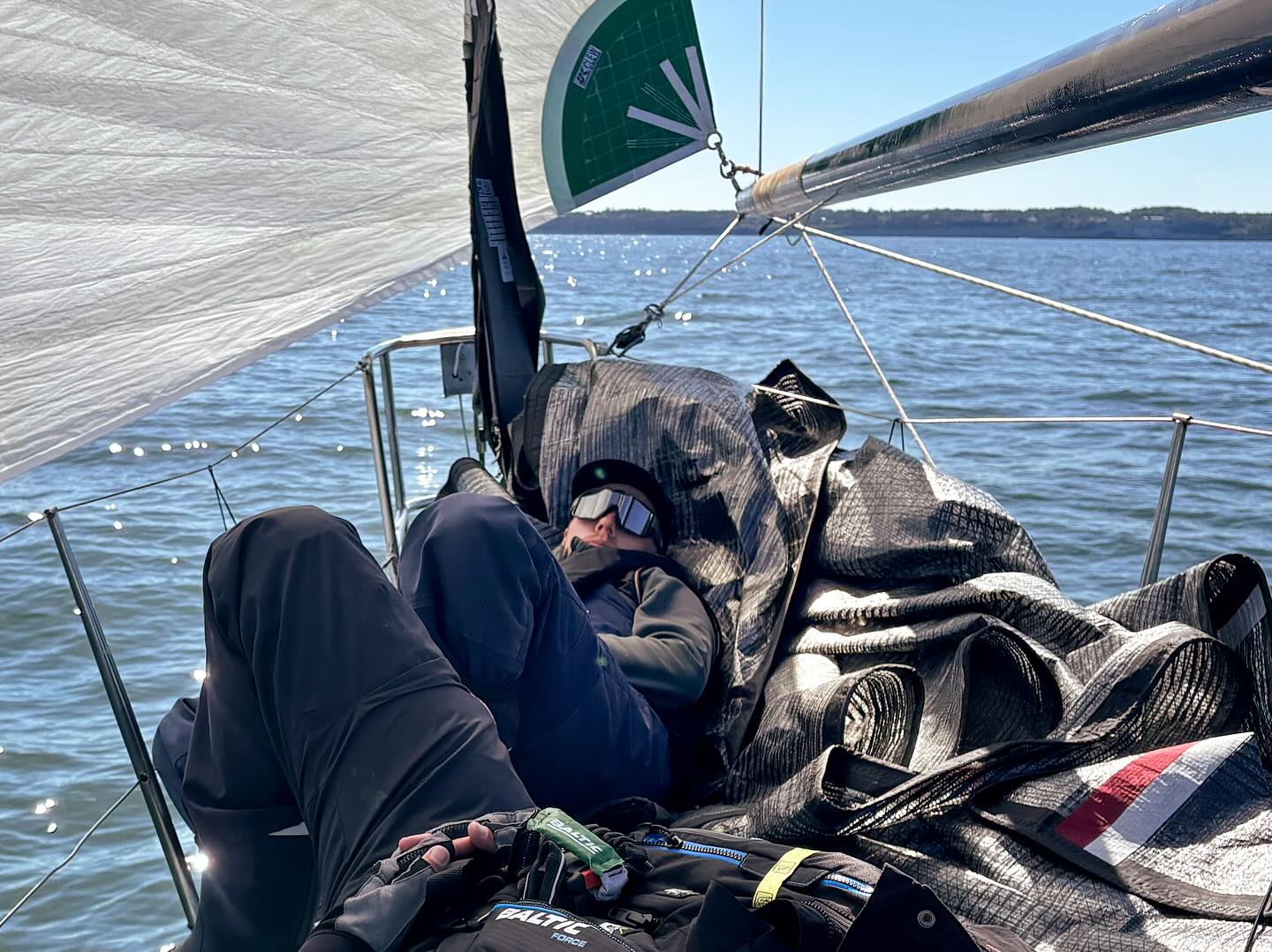 Vi har fått bättre fart i båten under eftermiddagen. Så det tackar vi för! Nu hoppas vi kunna öka avståndet till motståndarna. Vi får se hur det går 🌬️