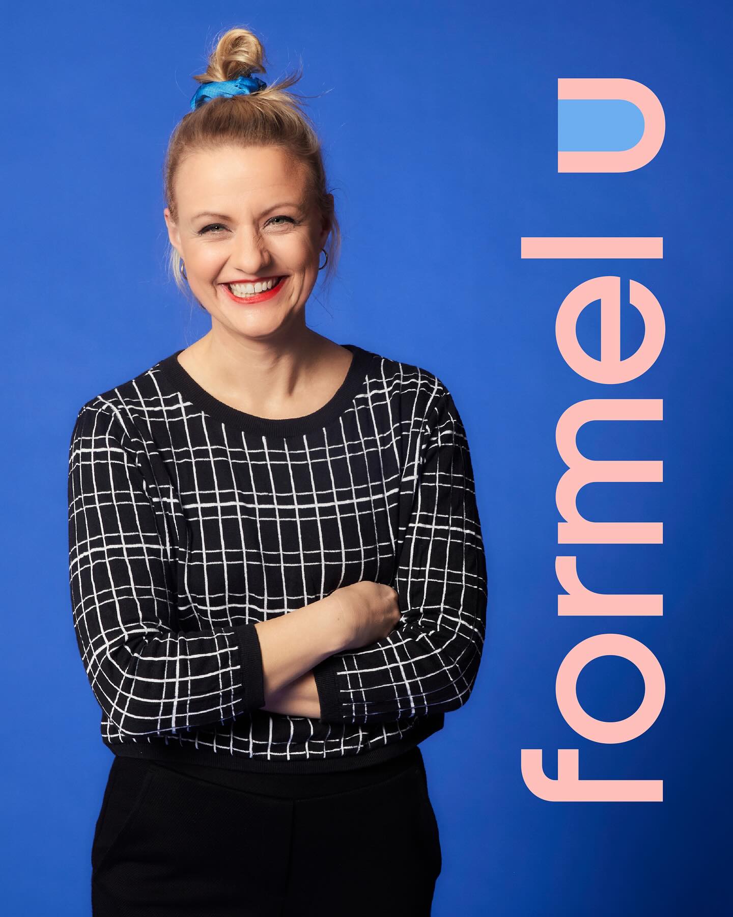 𝗪𝗲𝗿 𝗶𝗰𝗵 𝗯𝗶𝗻? Ulrike. Architektin mit Haltung.
𝗪𝗮𝘀 𝗶𝗰𝗵 𝗺𝗮𝗰𝗵𝗲? Räume, die wirken.
𝗪𝗮𝘀 𝗶𝗰𝗵 𝗵𝗶𝗲𝗿 𝘄𝗶𝗹𝗹? Menschen treffen, die Räume nicht nur nutzen, sondern sich wohlfühlen wollen.
Mit Formel U gestalte ich Arbeits- und Lebensräume, die mehr können als nur gut aussehen.
Meine Grundsätze:
→ Arbeit braucht Atmosphäre.
Und Räume, die Kreativität fördern.
→ Gestaltung ist mehr als Optik.
Sie schafft Behaglichkeit.
→ Bestehendes und Gebrauchtes wertschätzen.
Kreativ. Bewusst. Sinnvoll.
→ Mit wenig viel bewirken.
Denn gute Räume leben nicht vom Budget, sondern vom Konzept.
→ Gute Gestaltung beginnt beim Zuhören.
Und endet mit Räumen, die wirklich passen.
Meine Überzeugung:
Gestaltung ist kein Luxus, sie ist der Rahmen für unser Denken, Fühlen und Handeln.
Für mehr Fokus, mehr Miteinander und weniger Verschwendung.
Denn: Gutes Design entsteht nicht durch Shopping.
Sondern durch Konzept, Kontext und ein feines Gespür fürs Wesentliche.
Welche Rolle spielt Raumgestaltung in deinem Alltag?
#selfportrait #thisisme #architect #raumgestaltung #reuse #nachhaltigkeit