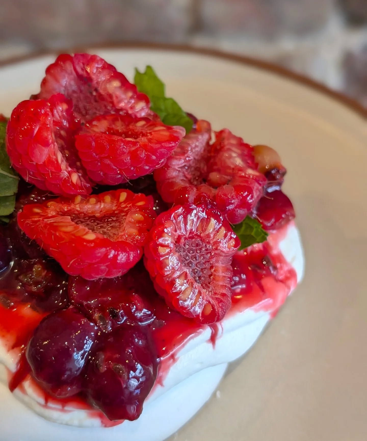 Gooseberry & Raspberry Fool Pavlova
Gooseberries @murphs.market.garden
Raspberries @shrub.london
Yoghurt @northiamdairy
Mint @pitfield.veg
#summer #localrestaurant #vibra #pavlova #gooseberries