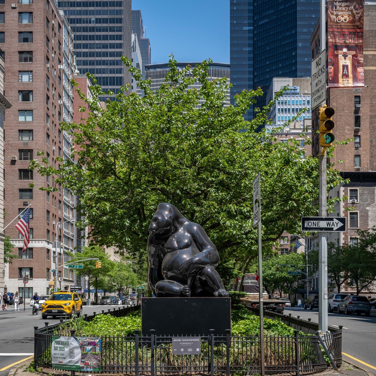 Visite de l’exposition “Fragile Giants” à New York, Park Avenue.
Chez Michel BASSOMPIERRE, chaque sculpture est un hommage à son “frère animal”.
Même installés au cœur de la ville qui ne dort jamais, ours et gorilles semblent, en toute quiétude, nous donner un accès privilégié à l’intimité de leur vie.
📍 Rendez-vous vendredi pour la suite de l’aventure de Michel BASSOMPIERRE à New York.
@ilirphotography
#animalsculptures #respectduvivant #michelbassompierre