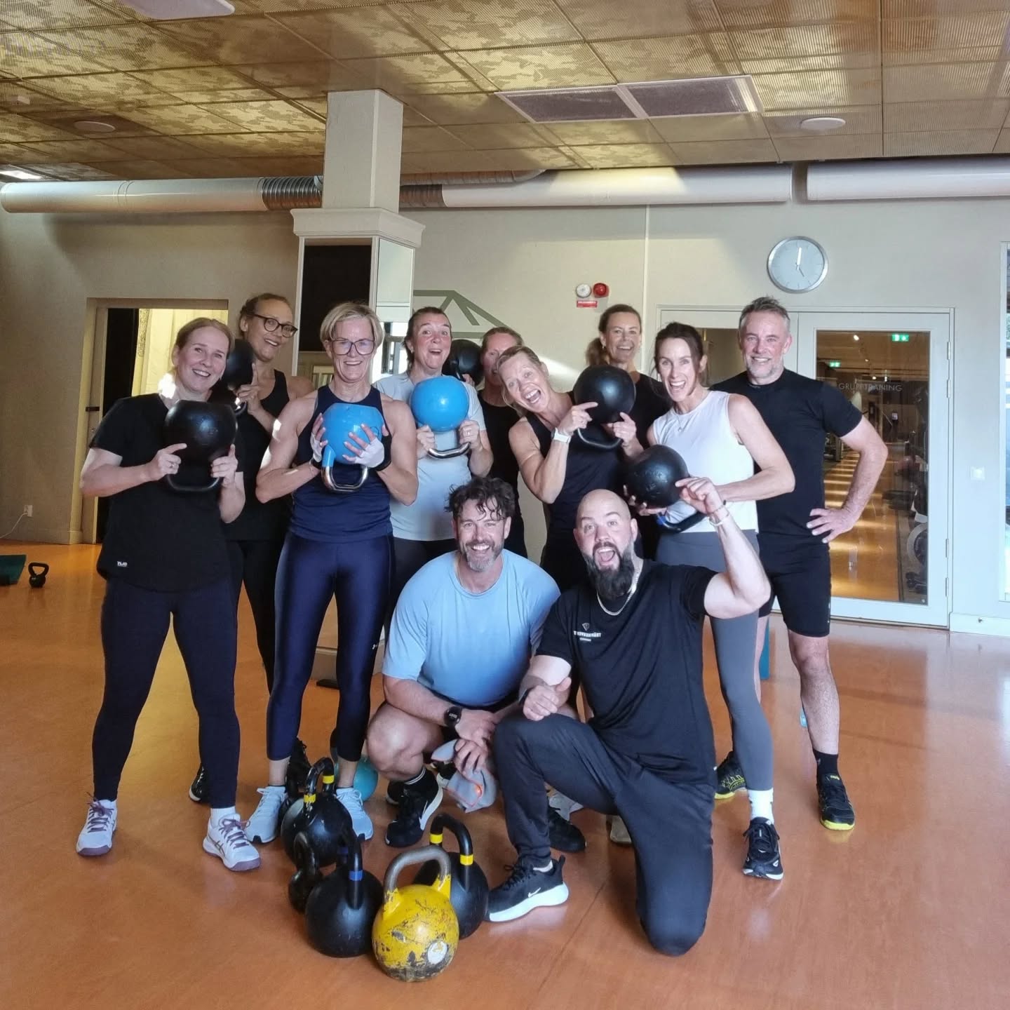 Kettlebell power från i måndags.Tänk ett så glatt gäng man kan ha efter ett så hårt pass! 🥵💪
Ni är så grymma! 👏
#kettlebellworkout
#gruppträning
#träningsverketdanderyd
#sommar
#gym
#danderyd