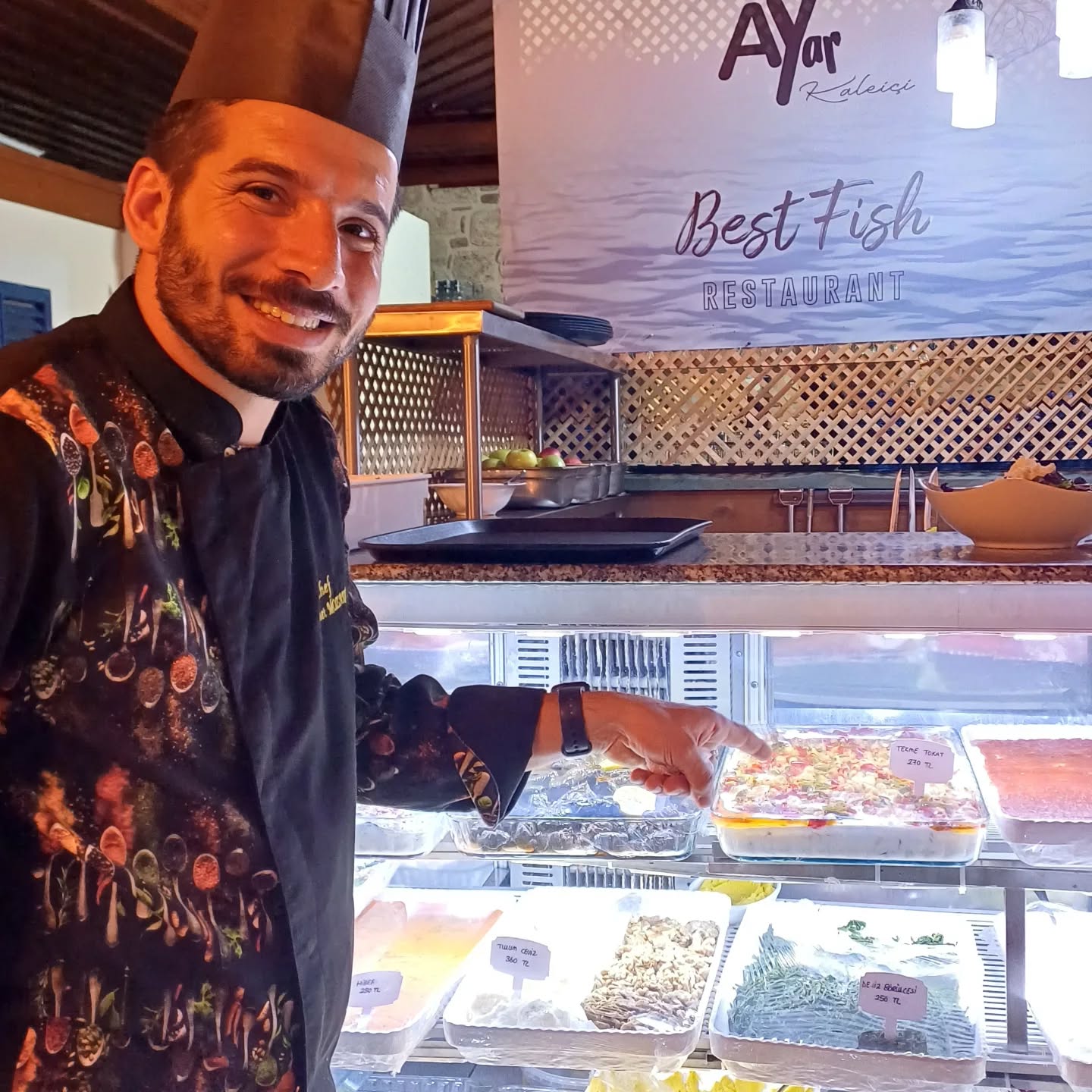 Having a rather hot stopover in Antalya, Turkey 🇹🇷.
The Kale Içi is beautiful with lots of little souvenir shops and in the evening the streets come to life with fish restaurants and people dinning out.
I like the way they served our rocket salad with the dressing on the side with pomegranate molasses and EVOO. They eat a hefty serving of rocket with fish here. All very good for the liver.
#kaleiciantalya #Antalyavisit #TekmeTokatMeze