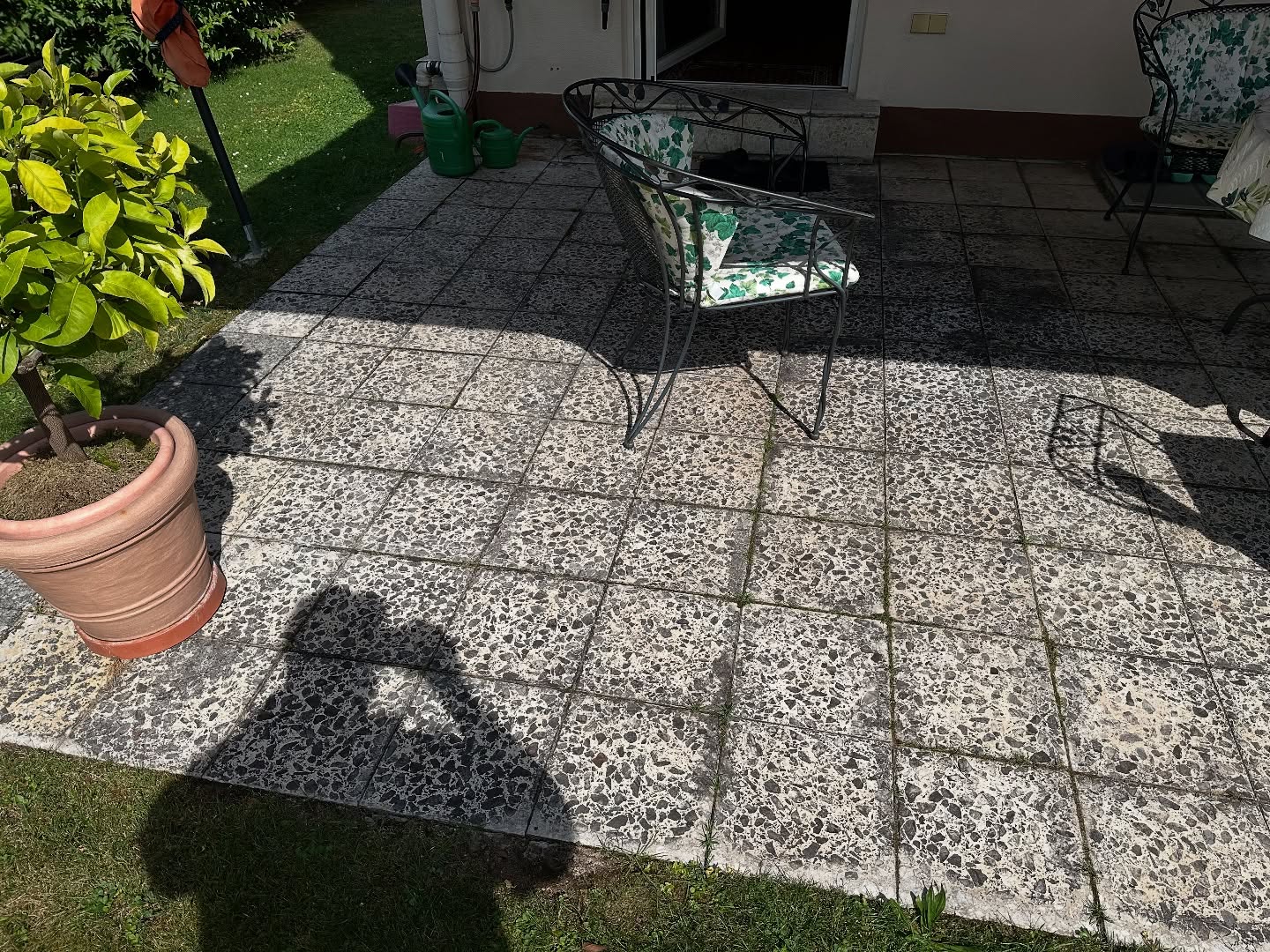 Neubau einer Terrasse belegt mit Kebony…
Auf dieser Baustelle kamen wieder unsere Terrassendielen der Firma @kebony_germany zum Einsatz.
Nachdem Rückbau der alten Fliesen entdeckten wir ein Betonfundament mit Armierungen. Dieses brachen wir ab, damit Niederschlagswasser ablaufen kann.
Nach dem Einbau der Tragschicht aus Beton-Recycling erfolge der Aufbau.
Die neue Stufen wurde mit Granit-Leistensteinen eingefasst.
Als Tritt selbst wurde Keramik der Firma @emperorceramics verlegt.
Als Auflage für die Unterkonstruktion aus Aluminium verwenden wir Betonkantensteine im Format 6x20x100.
Zum Schutz vor Wildkräutern wird eine Geotextilvlies verlegt.
Mit Hilfe von Befestigungsclips wurden die Dielen ohne sichtbare Verschraubung verlegt.
Die Schnittkanten müssen mit Stirnkantenwachs versiegelt werden.
Damit der Rasen nicht unter die Terrasse wächst und der Rasenmäher die Terrassendielen nicht beschädigt, haben wir eine Mähkante aus Granit-Kleinstein eingebaut.
Kunde zufrieden, wir zu Frieden… auf geht es zum nächsten Projekt.
#terrassengestaltung #holzterrasse #kebony #kebonyclear #naturstein