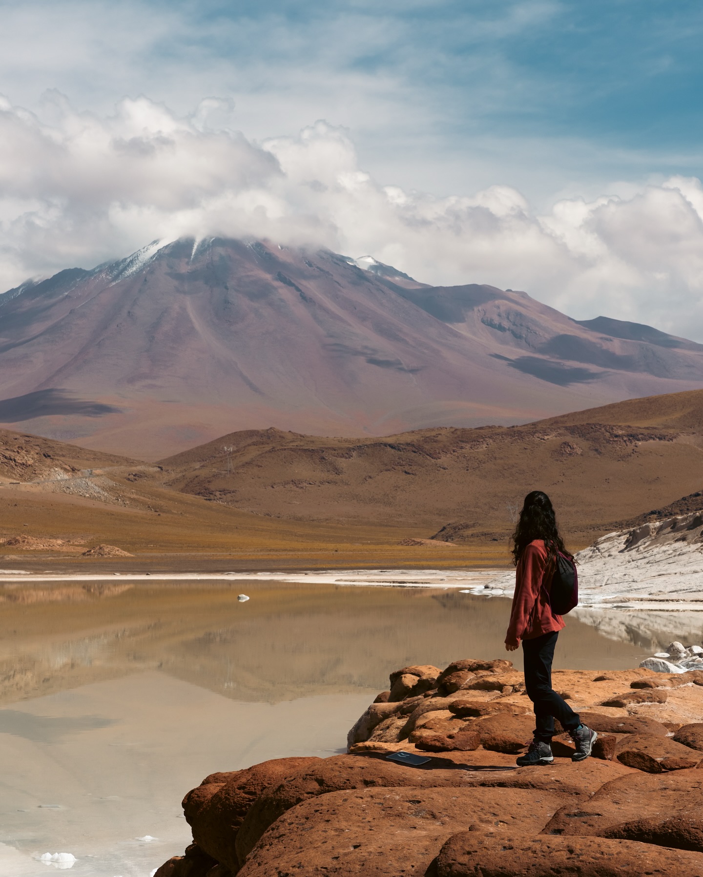 Change of scenery… Back to South America & welcome to the driest desert in the world: Atacama.
We left Patagonia with a pang, but feeling excited for our new adventures in northern Chile.
We knew the scenery would change but… we didn’t know we were going to land on Mars!
Piedras Rojas was our first stop in Atacama. The name refers to the bright red color of the rocks which were formed by ancient volcanic flows. Add a mirror-like salt lake and a few volcanoes in the distance and it genuinely looks like you’re on another planet!
At 4000msl, this was our first time standing at such high altitude. We braced ourselves for altitude sickness, taking every step extra slowly and drinking plenty of water. Some coca candies may have been involved too. We made it unscathed. 😎
#piedrasrojas #atacamadesert #travelphotography #lunarlandscape #outofthisworld #traveladventure #travelchile
