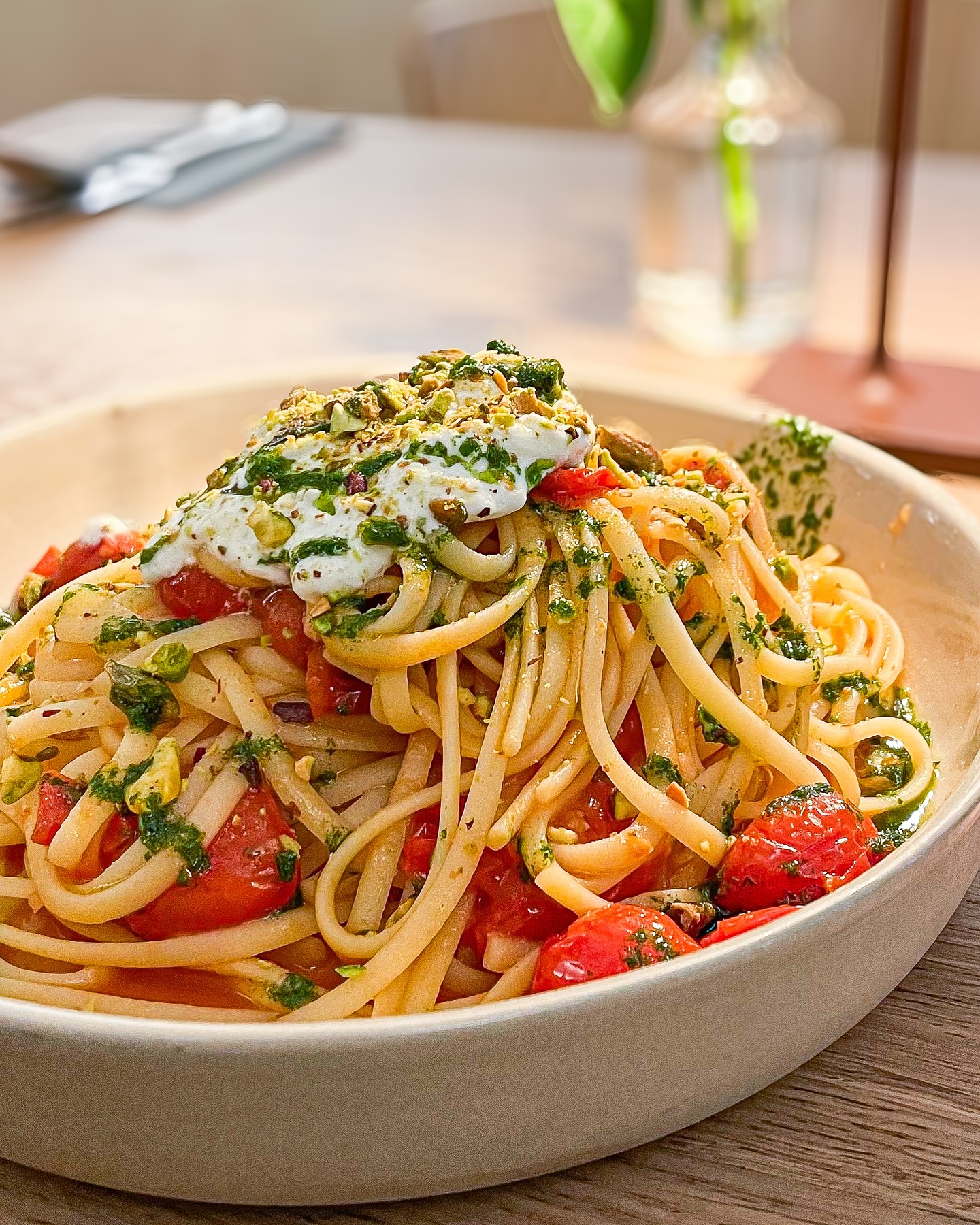 Frisch von unserer neuen Empfehlungskarte:
SPAGHETTI BURRATA, POMODORINI E PISTACCHI
Spaghetti mit Burrata, Cocktailtomaten und Pistazien
Buon appetito e amore 💚🤍❤️
#rossetti #cucinamediterranea #passau #trattoria #italienischgeniessen #mediterran #foodlover #fisch #steak #vegetarischgenießen #vegan #passauliebe #mittagsangebot #mittagspausegeniessen #mediterran #passauliebe #inmoodforfood