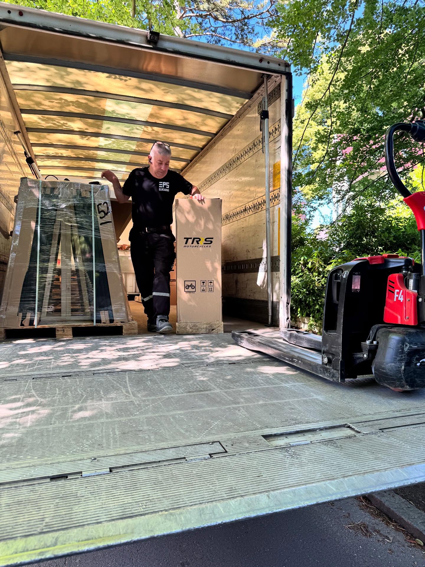 Die erste TRRS GOLD mit dem neuen Einspritzmotor ist ausgeliefert. Weitere folgen in Kürze. Informiert Euch bei uns und fahrt das Moped Probe. #trsmotorcycles #trsnord #trsnordracingteam