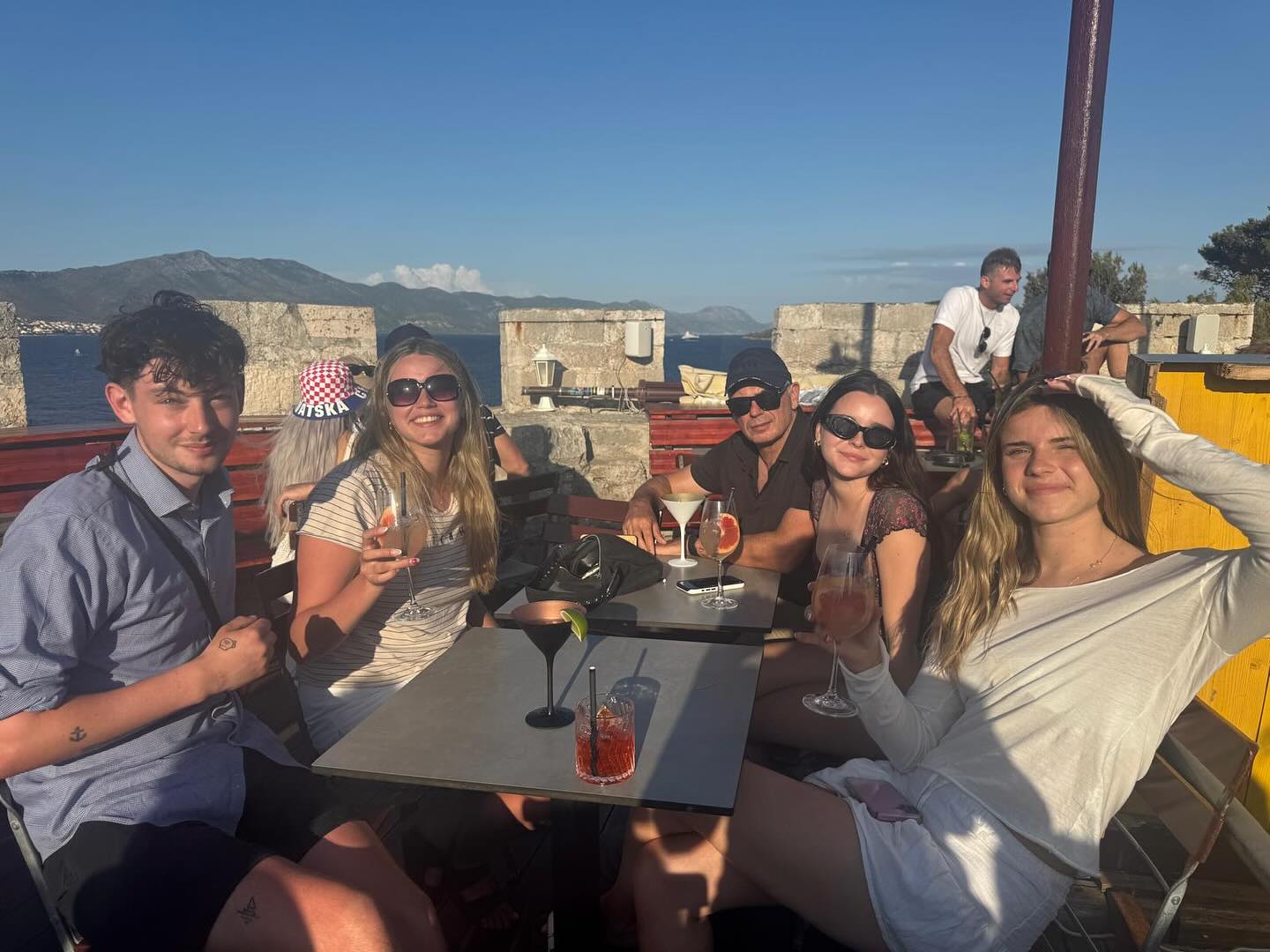 Massimo’s cocktail bar with @harvey.jh and the McDonald sisters! 🌞🌊🍸🍹