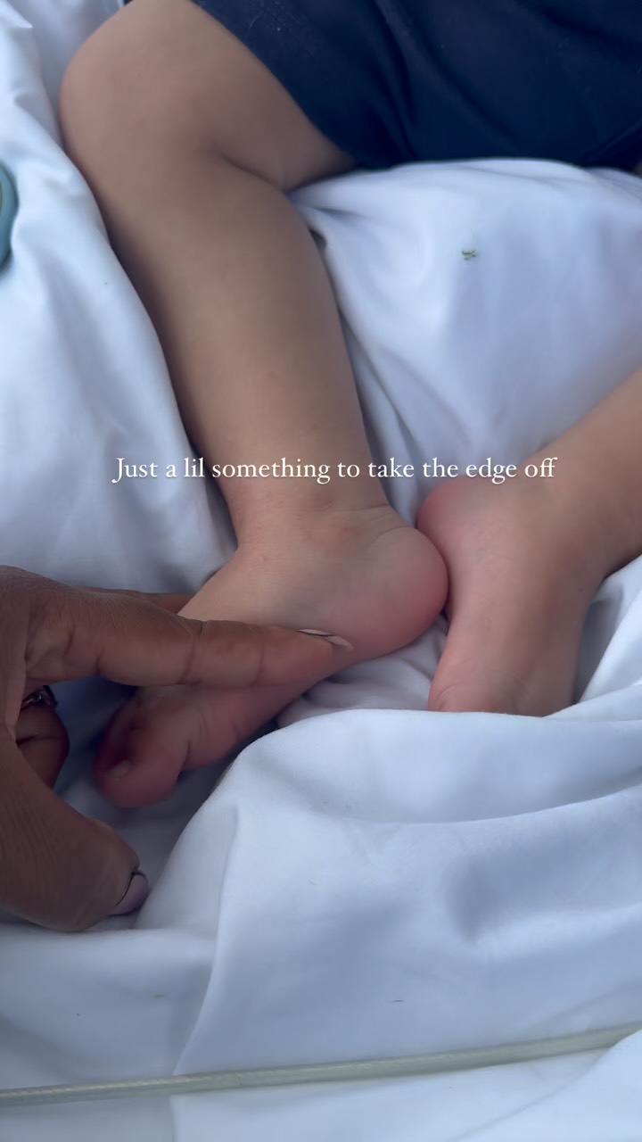 Something about his little baby feet makes me so happy I could just nibble on them 😍