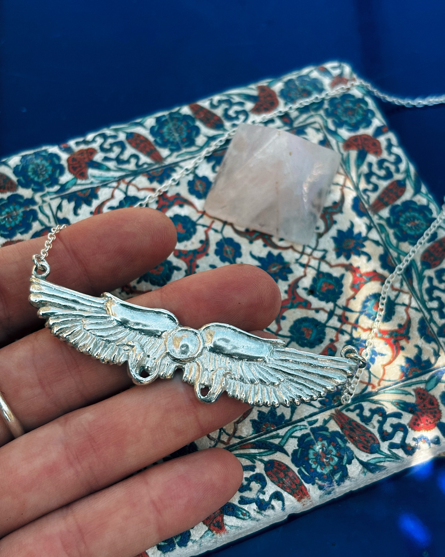 (ENG below)
El collar Winged solar disc en plata queda precioso 🤍
El disco solar alado es un símbolo antiguo y poderoso que aparece en diversas culturas del Medio Oriente y el norte de África, especialmente en Egipto, Mesopotamia y Persia. Representa al sol como una deidad rodeado de unas alas extendidas y acompañado por ureos (serpientes sagradas) . Su significado varía ligeramente según la civilización, pero suele estar asociado con el poder divino, la protección y la realeza. Él disco solar representa el dios Ra, el sol cómo fuente de vida. Las alas de halcón representan a Horus, y el poder celestial y protección. Los ureos (cobras) representan a la diosa Wadjet y Nekhbet, representan la unión y el poder divino que protege al faraón.
The Winged Solar Disc necklace in silver looks beautiful 🤍
The winged solar disc is an ancient and powerful symbol that appears in various cultures of the Middle East and North Africa, especially in Egypt, Mesopotamia, and Persia. It represents the sun as a deity, surrounded by outstretched wings and accompanied by urei (sacred serpents). Its meaning varies slightly depending on the civilization, but it is generally associated with divine power, protection, and royalty.
The solar disc represents the god Ra, the sun as the source of life. The falcon wings represent Horus, as well as celestial power and protection. The urei (cobras) represent the goddesses Wadjet and Nekhbet, symbolizing unity and the divine power that protects the pharaoh.
#WingedSolarDisc #SilverJewelry #SymbolicJewelry #AncientEgypt #EgyptianSymbolism #HorusAndRa #DivineProtection #SacredSymbols #SpiritualJewelry #SunSymbol #FalconWings #MysticVibes #PowerAndProtection #AncientInspired #GoddessVibes #jewelry #ancientjewelry #talisman #talismanjewelry #joyeria #handmadejewelry