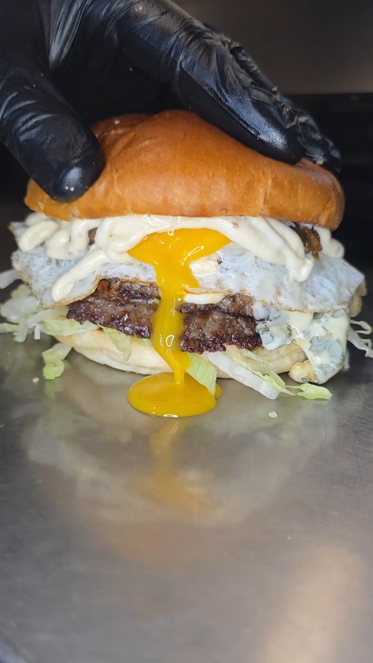 🔥 Smash that yolk! Watch the magic as we press down on our signature smashburger and that runny egg flows like pure gold. 🍔🍳
📍 Only at Patty n Bun Smashburgers – Maastricht
💥
#pattynbun_burgers #maastrichtfood #foodieNL
#hotspotmaastricht #burgerlover #tiktokburger
#limburgeats #burgerspot #eteninmaastricht
#maastrichtcity #foodtoknl #aachen #liege #limburg #maasmechelen