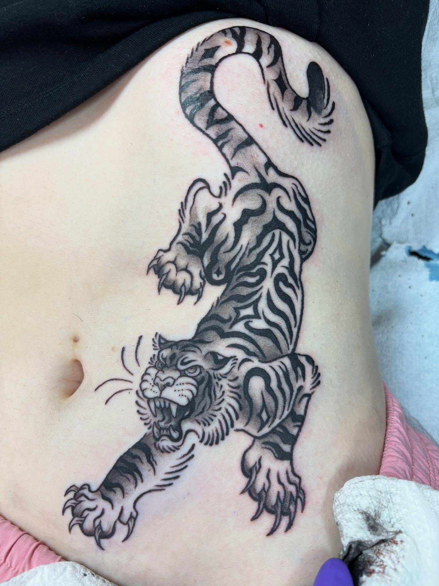 Cool Cat for a birthday gurl 😸 Tough spot, you sat great for it!! #tattoo #tigertattoo #blackandgrey #tiger #queertattooer #queertattooartist