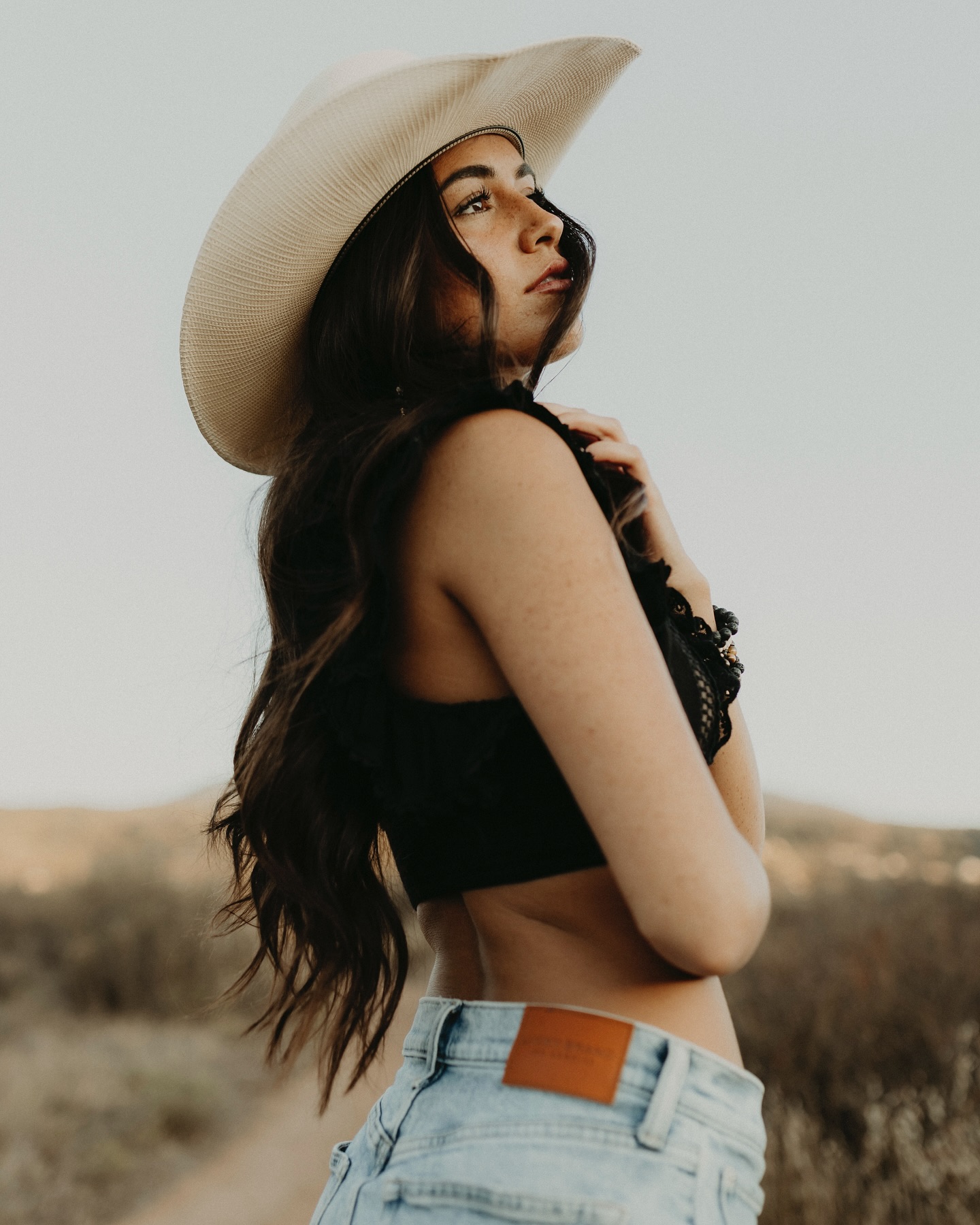 The absolutely stunning @dakotas.rae for @rhea_co_ 🖤