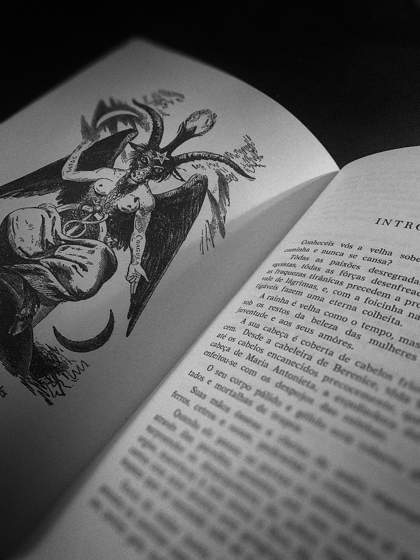 Dogma e Ritual de Alta Magia, de Eliphas Lévi
A obra de Eliphas Lévi, um pilar fundamental no estudo do ocultismo ocidental, transcende a mera literatura para se tornar um verdadeiro compêndio de sabedoria esotérica.
Publicado originalmente em duas partes – “Dogma da Alta Magia” (1854) e “Ritual da Alta Magia” (1856) –, a obra é a espinha dorsal de um sistema mágico coerente, que Lévi buscou resgatar em uma era marcada pelo descrédito do misticismo.
Lévi, pseudônimo de Alphonse L. Constant, empreende uma jornada erudita, conectando a magia a correntes filosóficas e religiosas ancestrais, abordando temas como Cabala, Tarot, alquimia e tradições herméticas.
No “Dogma”, estabelece os princípios teóricos da magia, explorando a existência de uma luz astral universal, uma espécie de éter psíquico que interconecta todas as coisas e serve como veículo para a vontade mágica. Conclui que magia não é um mero conjunto de superstições, mas uma ciência rigorosa, baseada em leis particulares.
Em “Ritual” dedica-se à aplicação prática desses princípios. Lévi detalha a preparação do operador mágico, a consagração de instrumentos, a invocação de entidades e a realização de diversas práticas. Com abordagem cautelosa, alerta para os perigos do uso irresponsável do poder e enfatiza a necessidade de conhecimento profundo. Não oferece receitas prontas, mas um guia para a compreensão das chaves simbólicas e psíquicas por trás de cada ação ritualística.
A relevância da obra reside em sua capacidade de ter sistematizado e dignificado o estudo da magia, tirando-o do ostracismo e influenciando diretamente gerações de ocultistas, incluindo a Ordem Hermética da Aurora Dourada e Aleister Crowley. Lévi desmistifica a magia como charlatanismo, elevando-a a uma disciplina séria, acessível a quem se dedica com vontade. É um convite ao aprofundamento para a compreensão de um universo simbólico vasto e poderoso. Uma leitura indispensável para quem busca entender as raízes do esoterismo ocidental e a intrincada relação entre mente, vontade e realidade.
#magia #altamagia #eliphaslevi #ocultismo #esoterismo #conhecimento #SabedoriaOculta #JornadaEspiritual #Despertar #baphomet #encruza