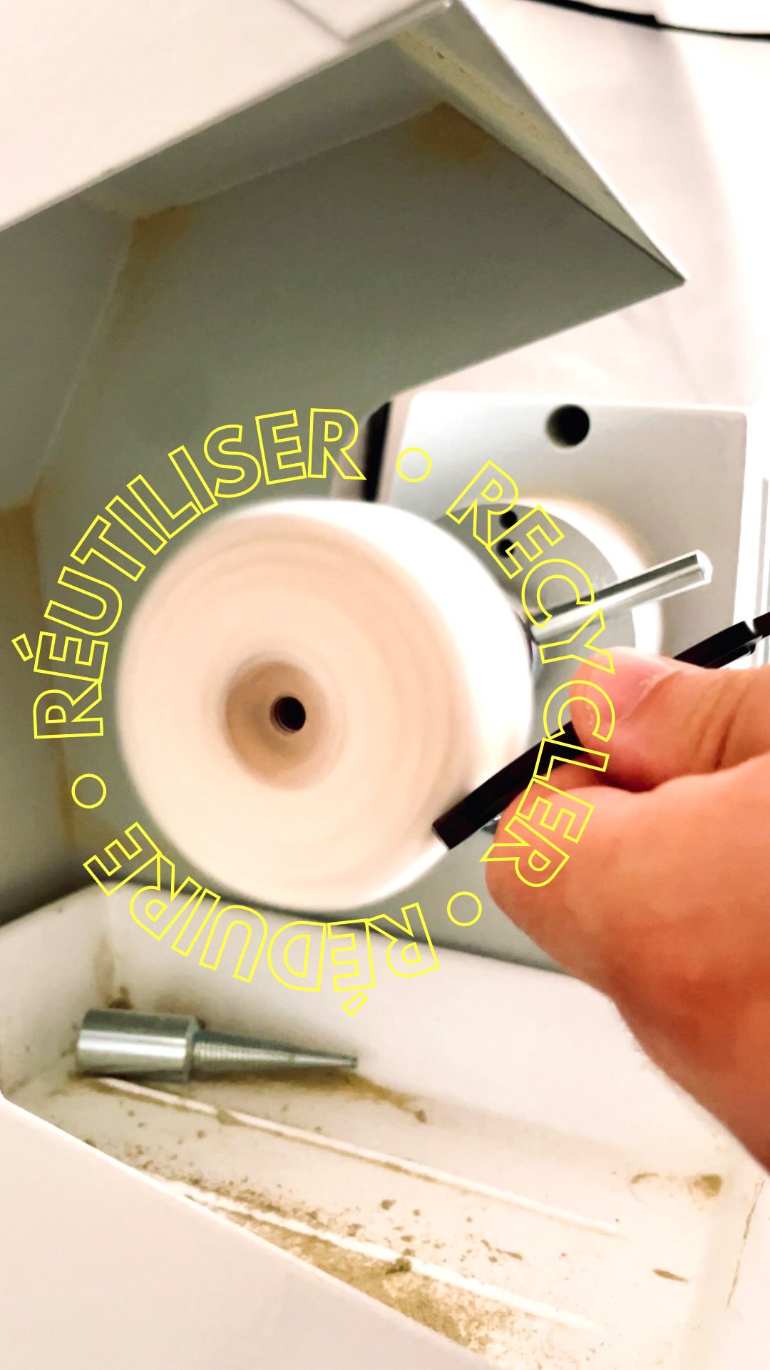 🛠️ Une monture que d’autres auraient jetée…
Chez nous, elle repart pour une nouvelle vie.
Polie, réparée, remontée — prête à accueillir de nouveaux verres.
💡 Faire durer ce qui est bien fait, c’est aussi ça, bien voir autrement.
♻️ Tu as une vieille paire ? Pense réparation avant remplacement.
#RéparationLunettes #LunettesDurables #UpcyclingOptique #FaireDurer #VisionResponsable #ChangerLesVerres #OptiqueCirculaire #ZéroGâchis #saintgaudens #opticienindependant #opticien