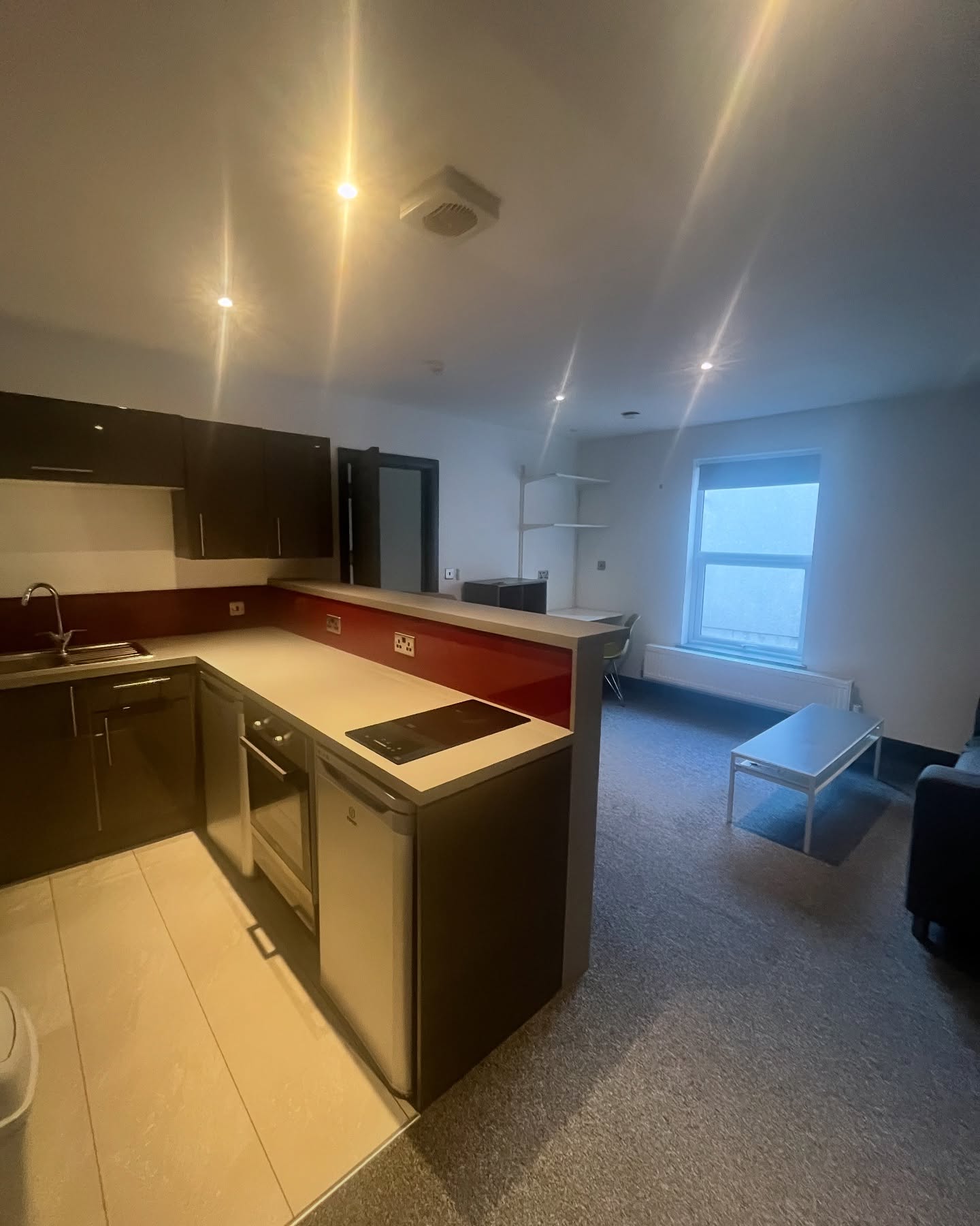 A warm welcome to our newest 25/26 tenant who moved in yesterday to F5📍Eaton Cres. Wishing them a wonderful year ahead in this lush 1-bed flat. 🧡 Kitchen view pictured – snazzy, functional, and ready to feel like home. 🏡✨