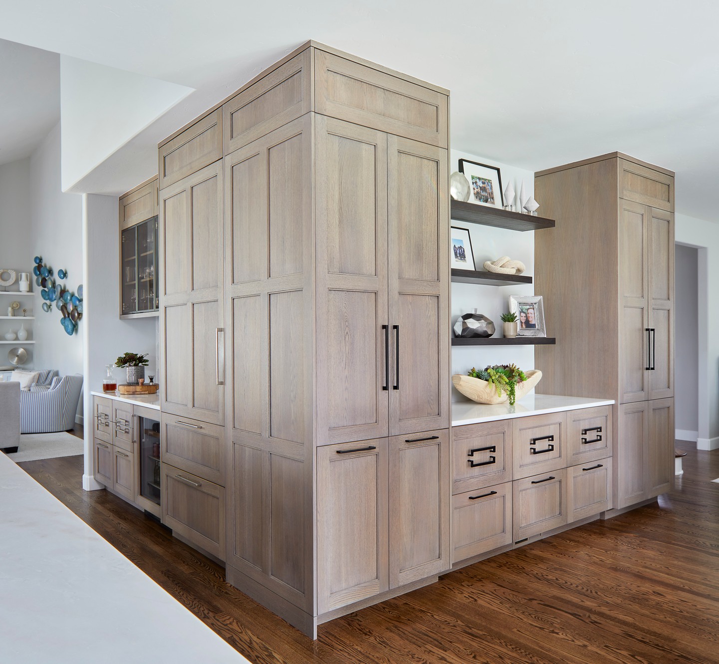 Beautifully organized and effortlessly functional 🤍✨
This kitchen cabinetry checks all the boxes — storage for days, open shelving for your favorite pieces, and even a built-in beverage fridge for easy entertaining.
It’s the kind of space that proves practical can still be pretty — and that thoughtful design makes everyday moments a little more lovely.
What’s your favorite detail?