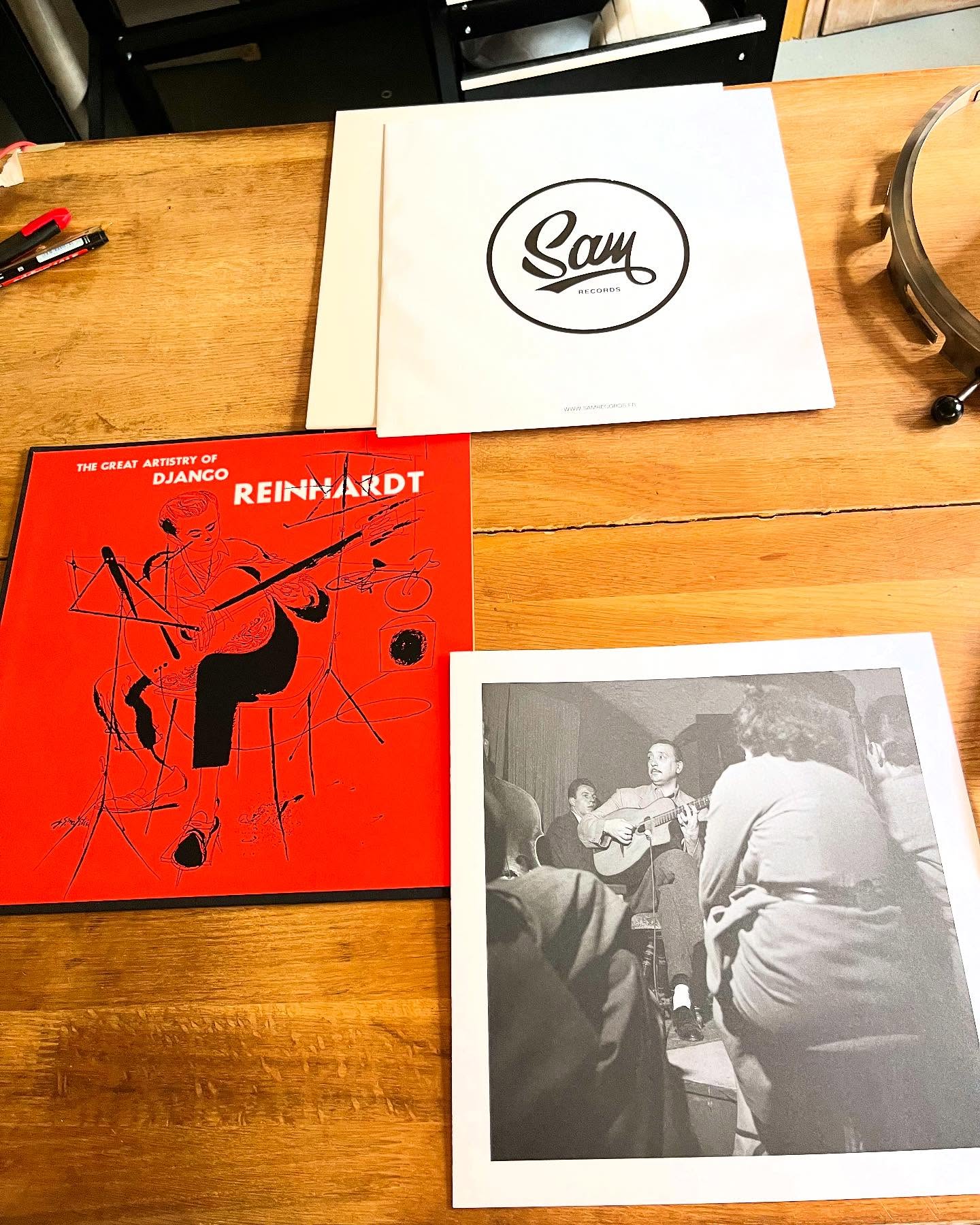 Retour sur un de nos pressages !
The Great Artistry Of Django Reinhardt 🎸
Un projet « Artisan series » par le label @samrecordsfr
Pressage du disque en 180gr
Sous pochette personnalisée
Pochette tip-on en toile tissée avec sérigraphie par @samrecordsfr
Produits numérotés
Insert de 2 pages en noir et blanc
Un grand merci pour ce beau projet 🙏
—-
Pressing flashback !
The Great Artistry Of Django Reinhardt 🎸
An « Artisan series » project by @samrecordsfr
180gr LP
Personalized innersleeve
Woven wire Tip-on sleeve, manually screen-printed by @samrecordsfr
Hand numbered
2 pages insert, black and white
So greatful for this project 🙏