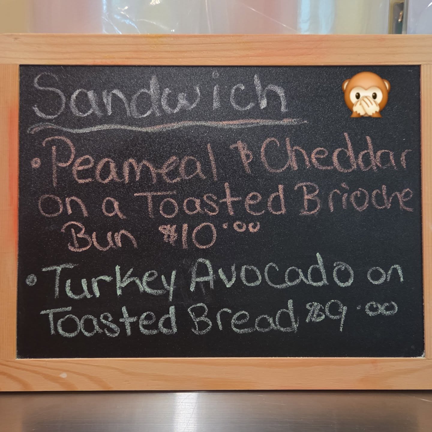 So many of you have been asking for sandwiches!!! I'm ready to answer your call!!
Peameal Bacon and Cheddar on a toasted Brioche buns with lettuce, tomato and mayo. Then my all time fave, Turkey Avocado on toasted bread with swiss cheese, lettuce and mayo.
Open 10am-3pm
Come in and grab your sandwich!!
#glutefreelunch #sandwiches #glutenfree #whatthegf #beavertonontario #glutenfreebread
