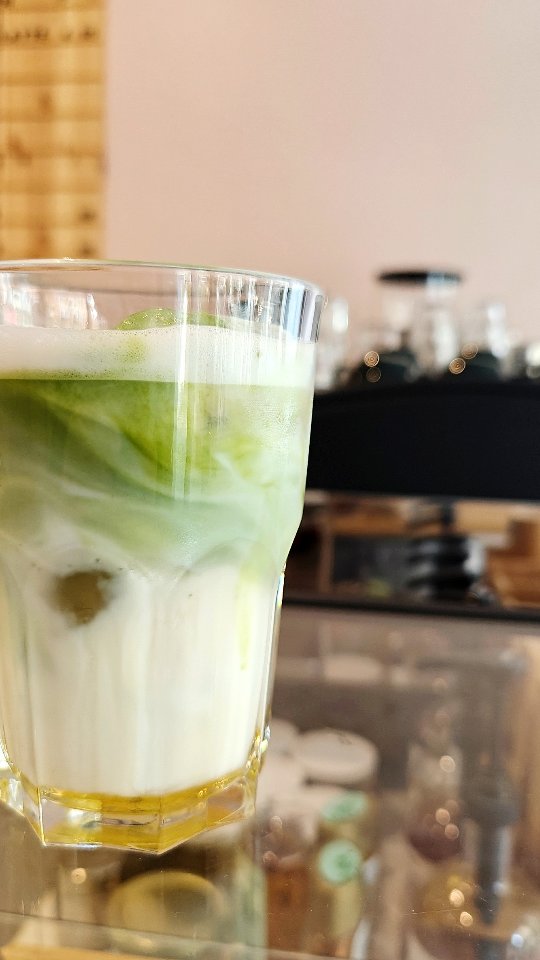 Mijn nieuwe obsessie: @bodhi_drinks matcha met @tiptoh_ melk, agavesiroop, rozenwater en goed wat ijs 🤤🤤
Meer recept is ze niet aan dan je matcha goed whisken, TipToh-melk toevoegen en rozenwater en agave naar smaak bijdoen en proeven ✨
Véél ijs is essentieel met deze hitte, maar ook warm is deze combo heel lekker 😍
Gewoon goed kijken dat je rozenwater gebruikt dat geschikt is voor consumptie en niet enkel voor cosmetische doeleinden bedoeld is 😉😅
En dikke bonuspunten als je effectief de matcha van @bodhi_drinks gebruikt want zie die kleur (aka kwaliteit !) 😍
Ga jij dit proberen?