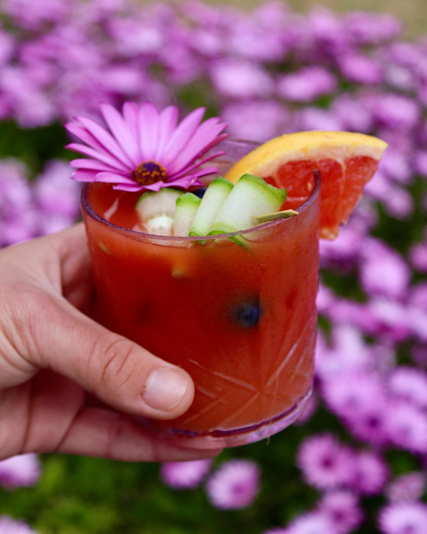 Le Comptoir d’Alfred vous surprend avec des cocktails sur-mesure.
Ces cocktails ? Un mélange frais, fruité et légèrement floral… aussi beau que bon.
#barprivé #lecomptoirdalfred #barmobile #cocktailssurprise #événementunique #mixologiecréative#barmanprivé #barmanadomicile #event #provencealpescôtedazur