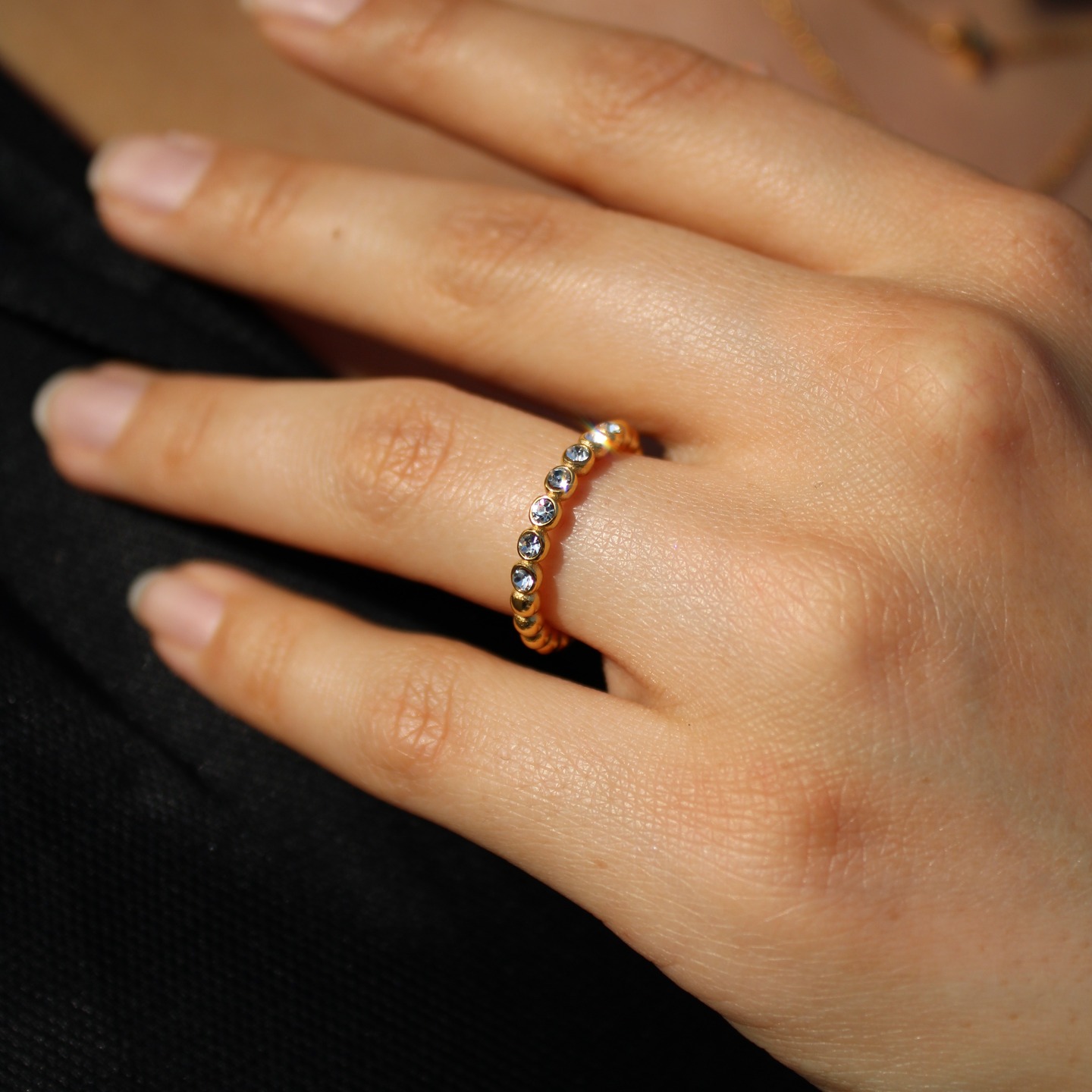 Agata Ring – Funkelnde Raffinesse
Dieser edle Ring begeistert mit seinem schlichten, aber stilvollen Design. Die filigran eingefassten Zirkonia-Steine verleihen ihm eine dezente Brillanz, während die feinen Kugelelemente für eine besondere Note sorgen. Dank der größenverstellbaren Passform schmiegt sich der Ring perfekt an den Finger an und bietet höchsten Tragekomfort.
Ob als täglicher Begleiter, stilvolles Büro-Accessoire oder funkelnder Akzent zu besonderen Anlässen – dieser Ring vereint Eleganz und Vielseitigkeit. Ein Schmuckstück, das Leichtigkeit und Glamour harmonisch kombiniert.
Setzen Sie auf zeitlose Eleganz – mit einem Ring, der dezente Schönheit perfekt verkörpert.
#gloriakarat #waterproofjewellry #jewellry